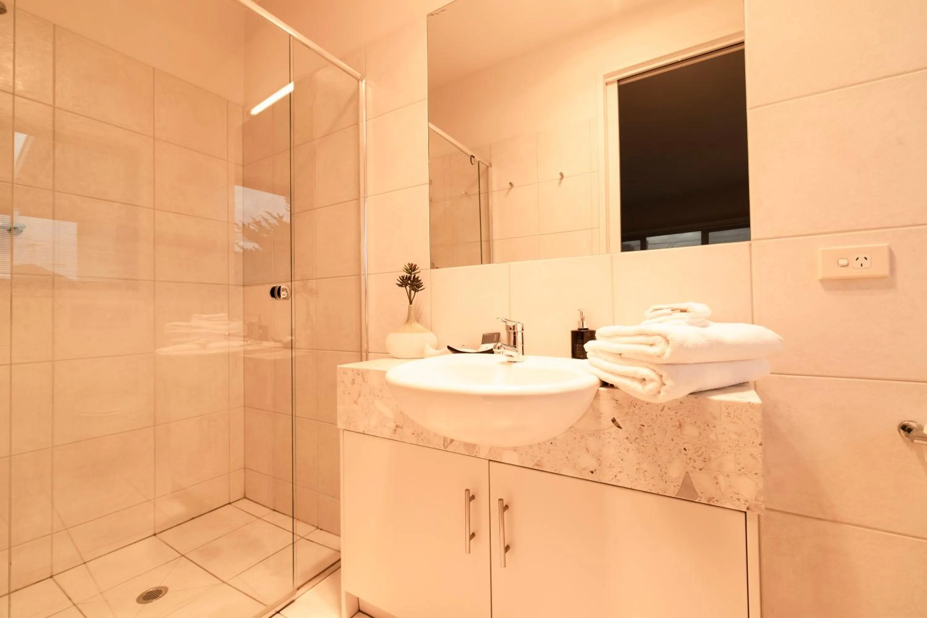 Bathroom in Hilltop Apartments Phillip Island