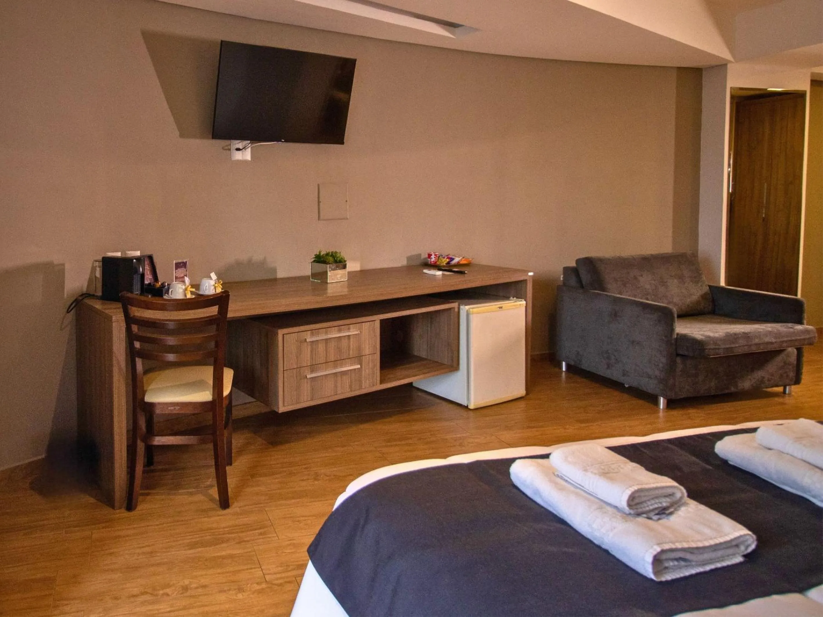 Bedroom, Bed in Continental Inn