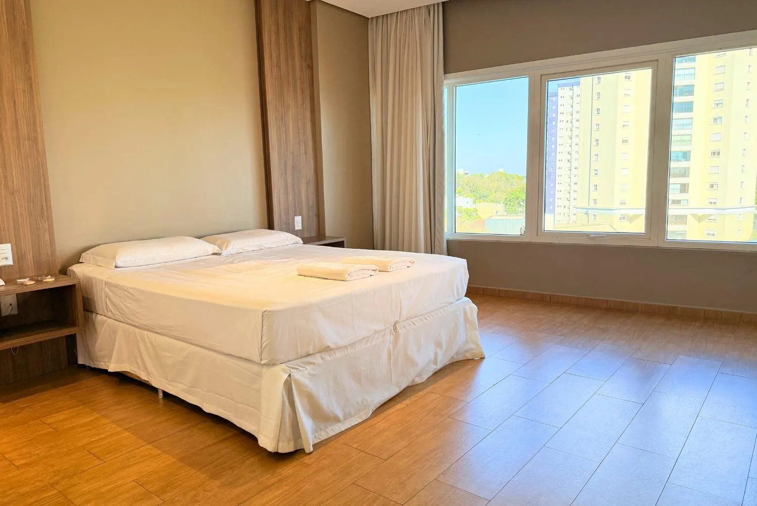 Bedroom, Bed in Continental Inn