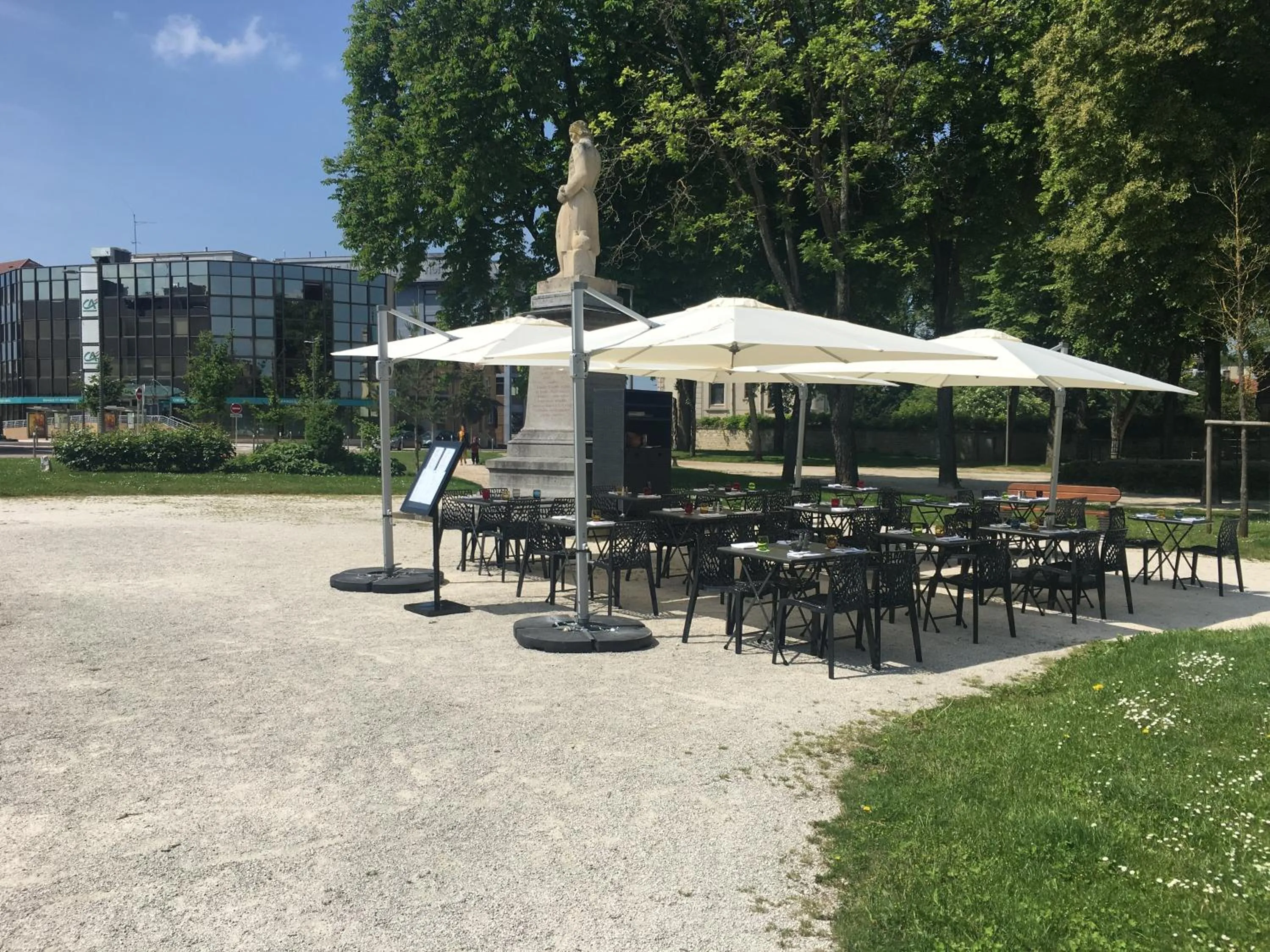 Patio in Hôtel Restaurant Des Remparts