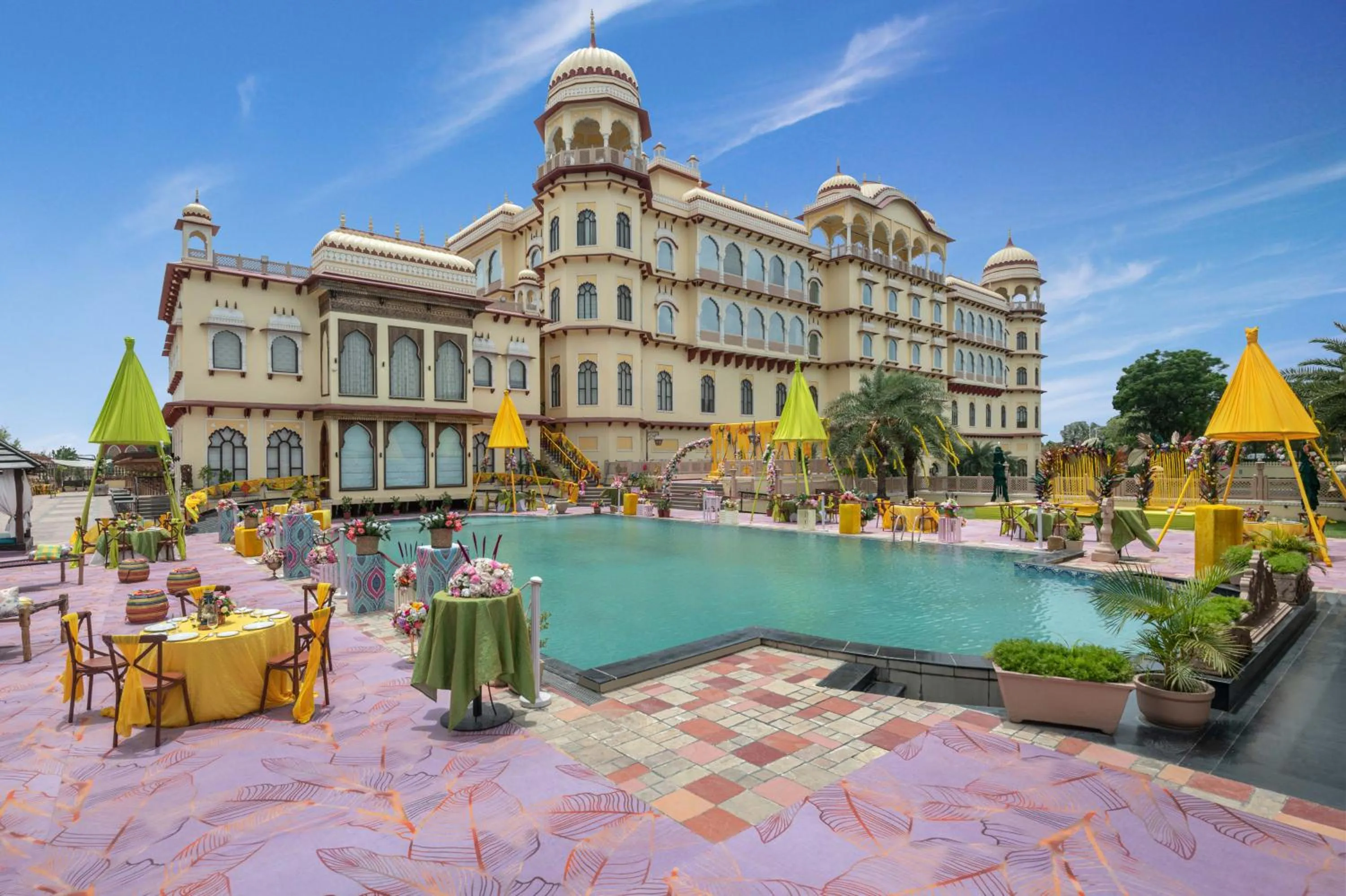 Dining area in Noormahal Palace Hotel
