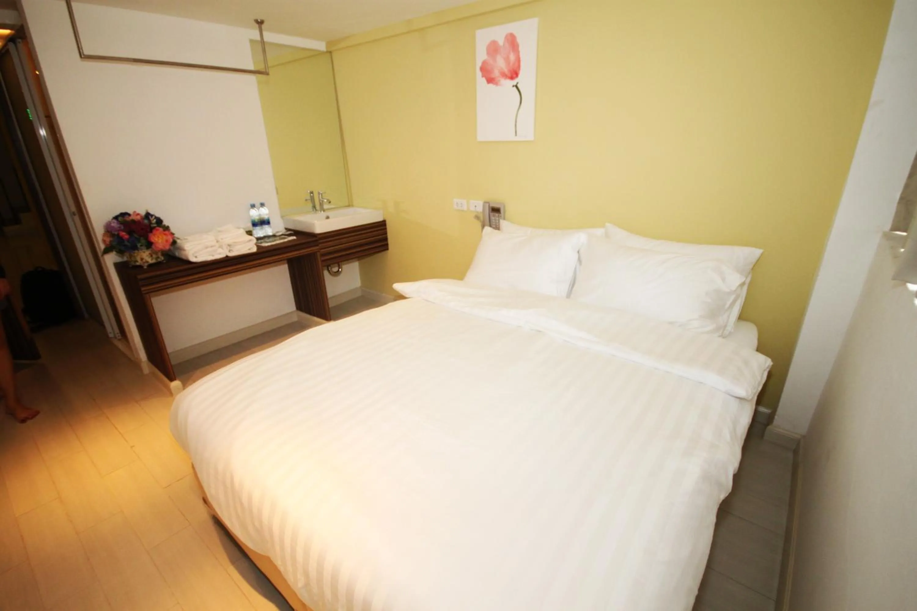 Photo of the whole room, Bed in Nantra Ekkamai Hotel