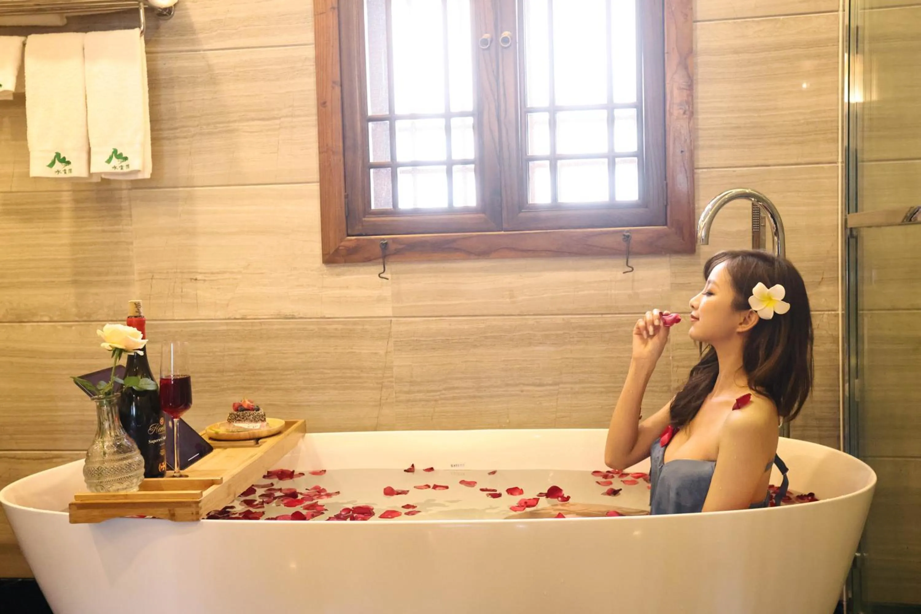 People in Yangshuo Tea Cozy--one way Free pick up from airport or TS 4 nights