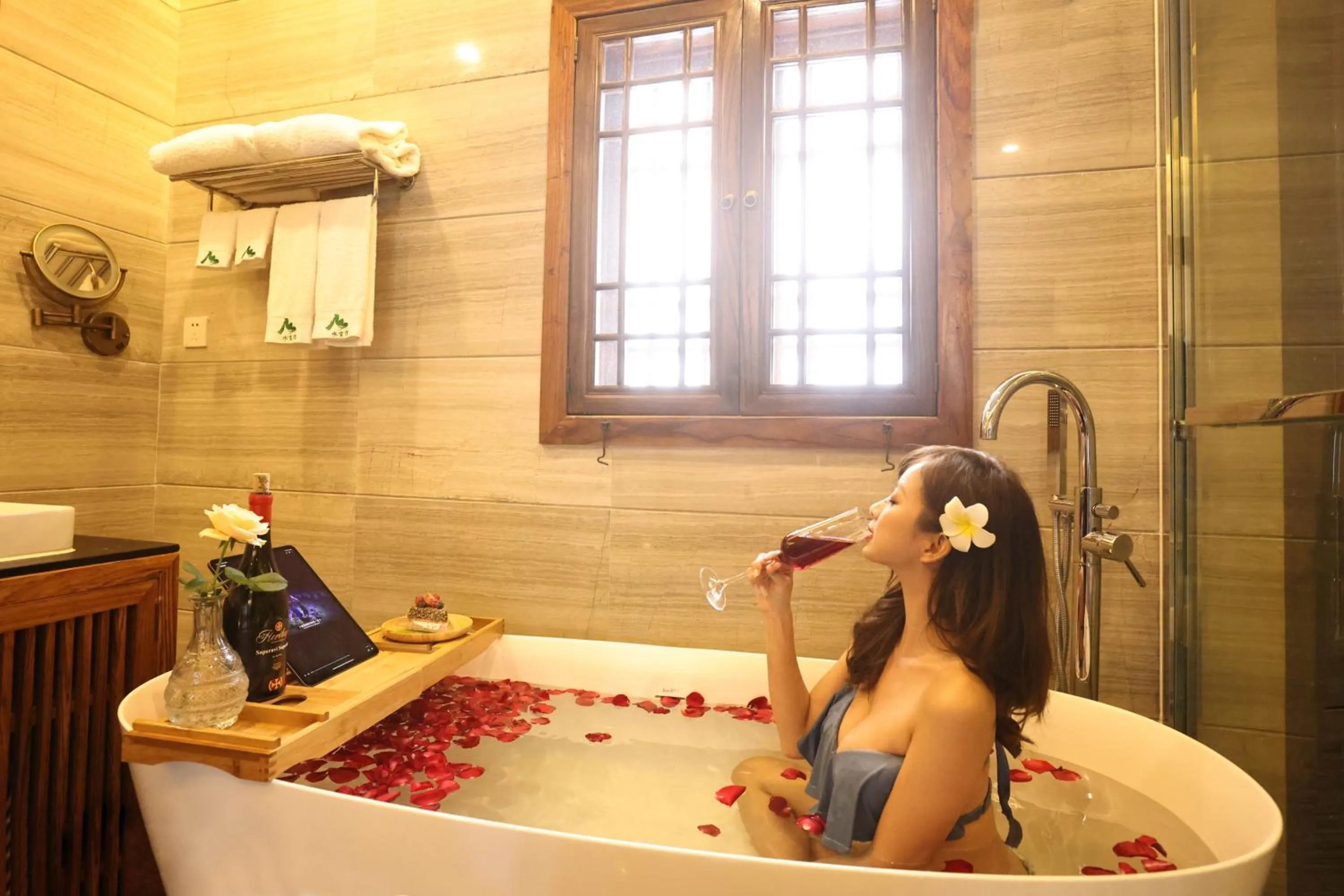 People in Yangshuo Tea Cozy--one way Free pick up from airport or TS 4 nights