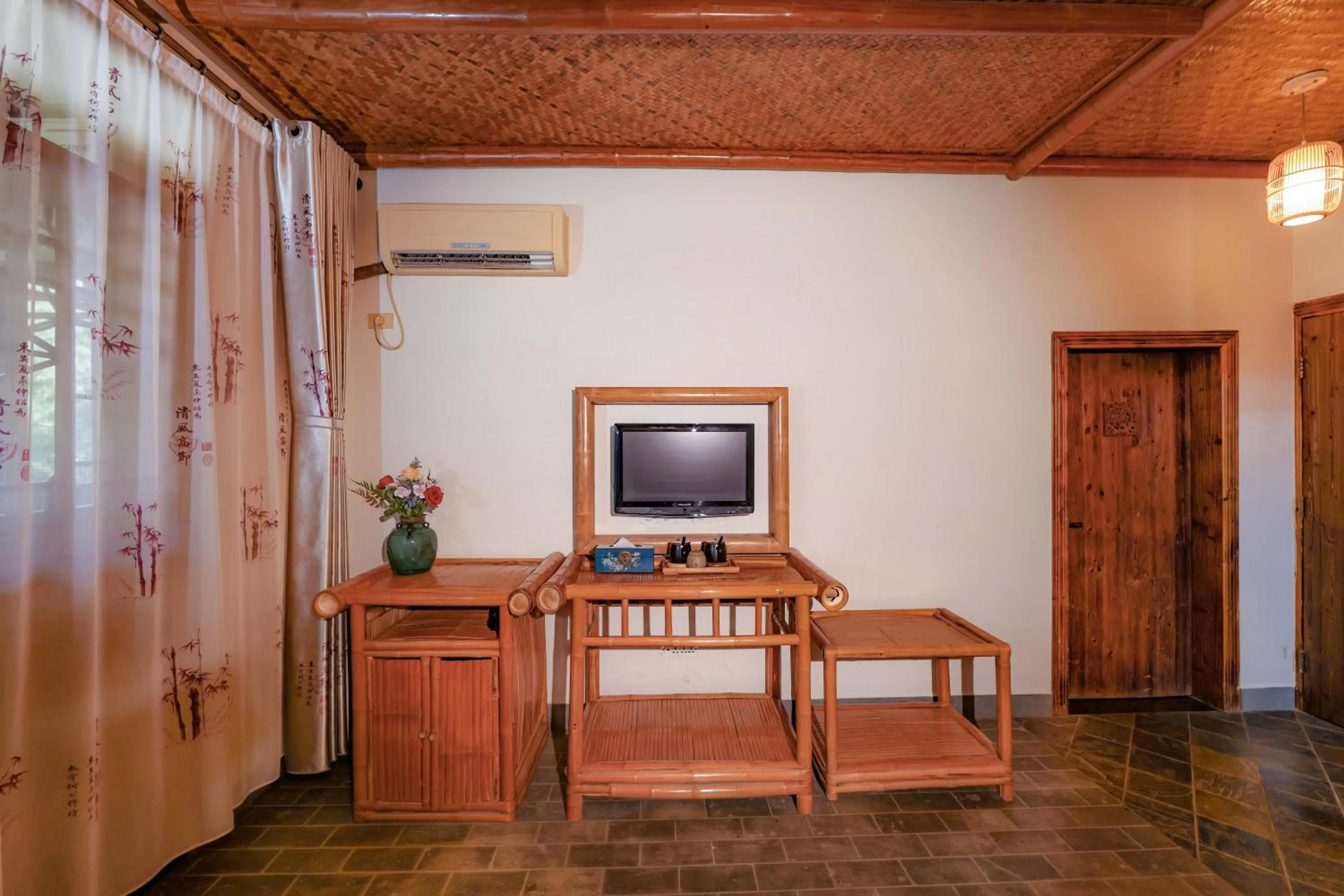 TV and multimedia in Yangshuo Tea Cozy--one way Free pick up from airport or TS 4 nights