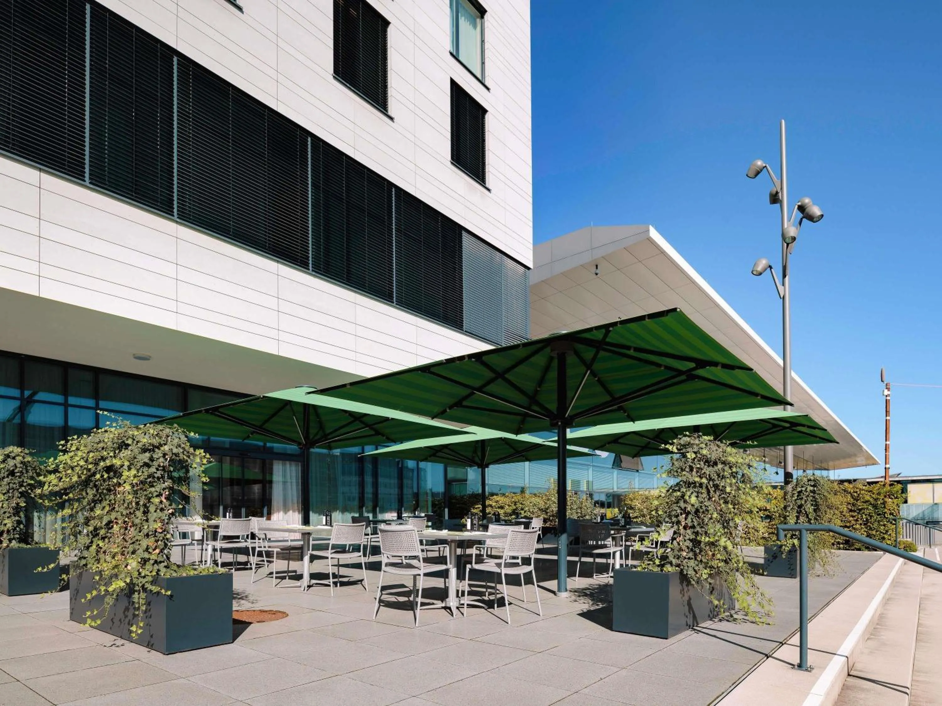 Lounge or bar in Mövenpick Hotel Stuttgart Messe & Congress