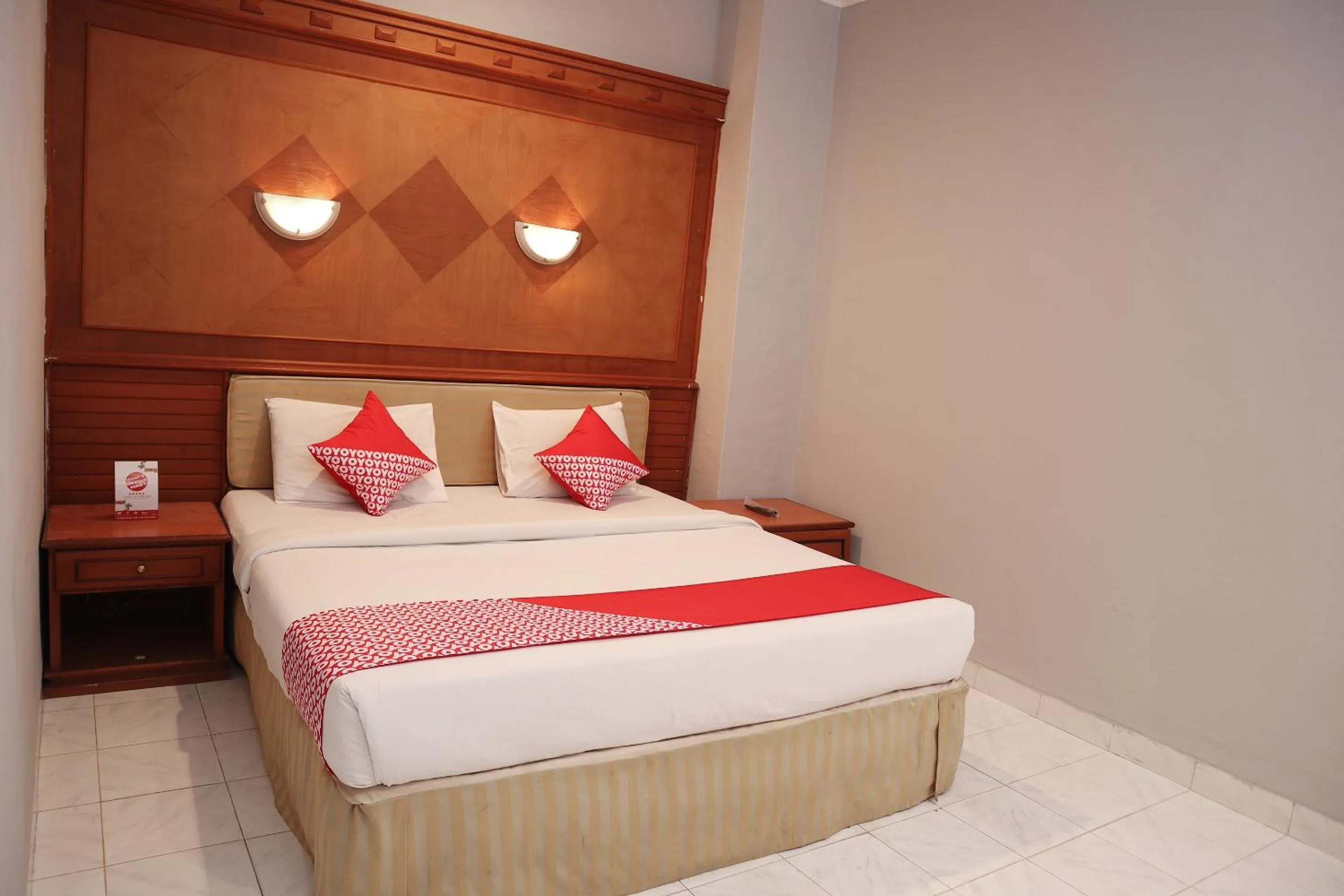 Bedroom in OYO 742 Mona Plaza Hotel