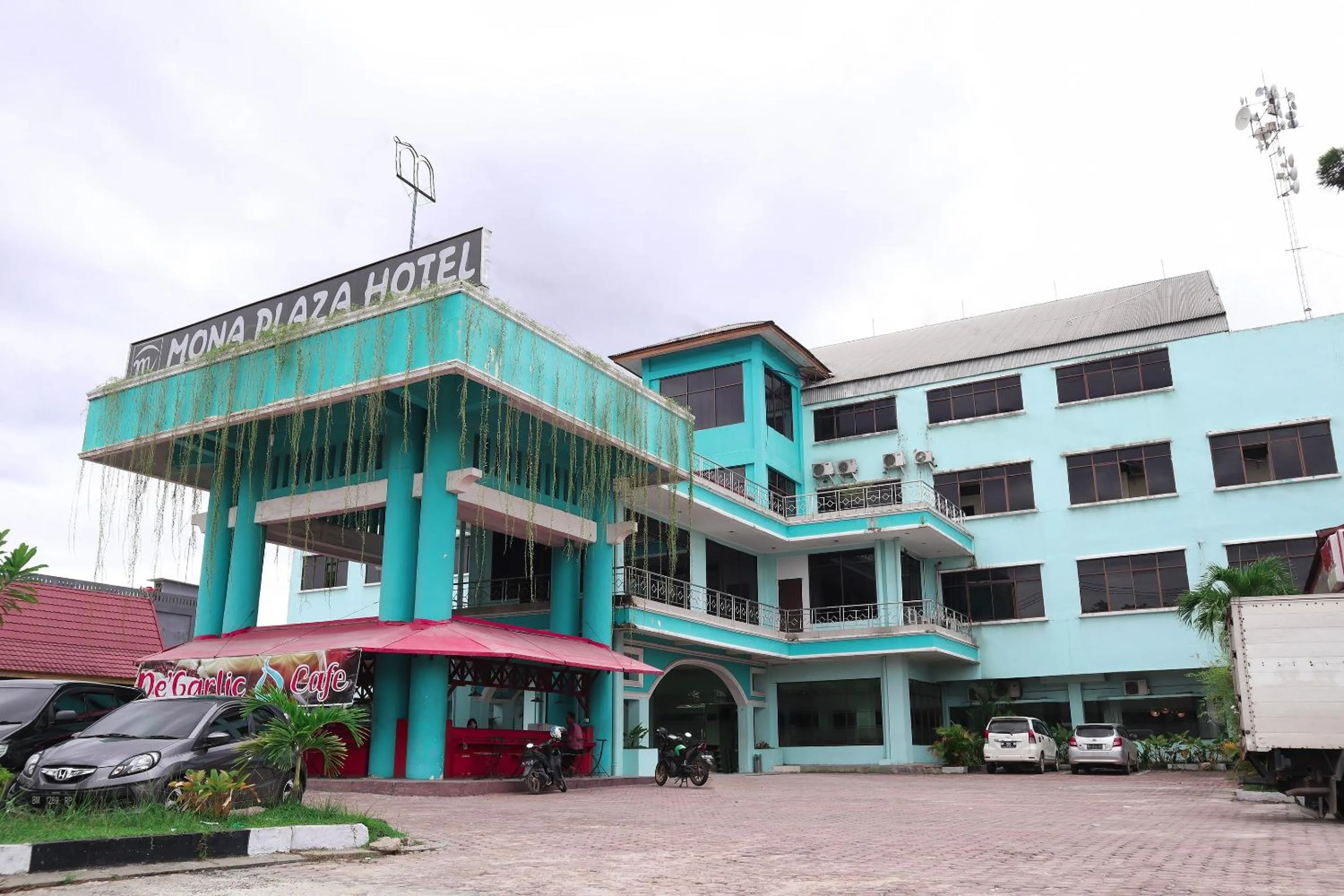 Facade/entrance in OYO 742 Mona Plaza Hotel