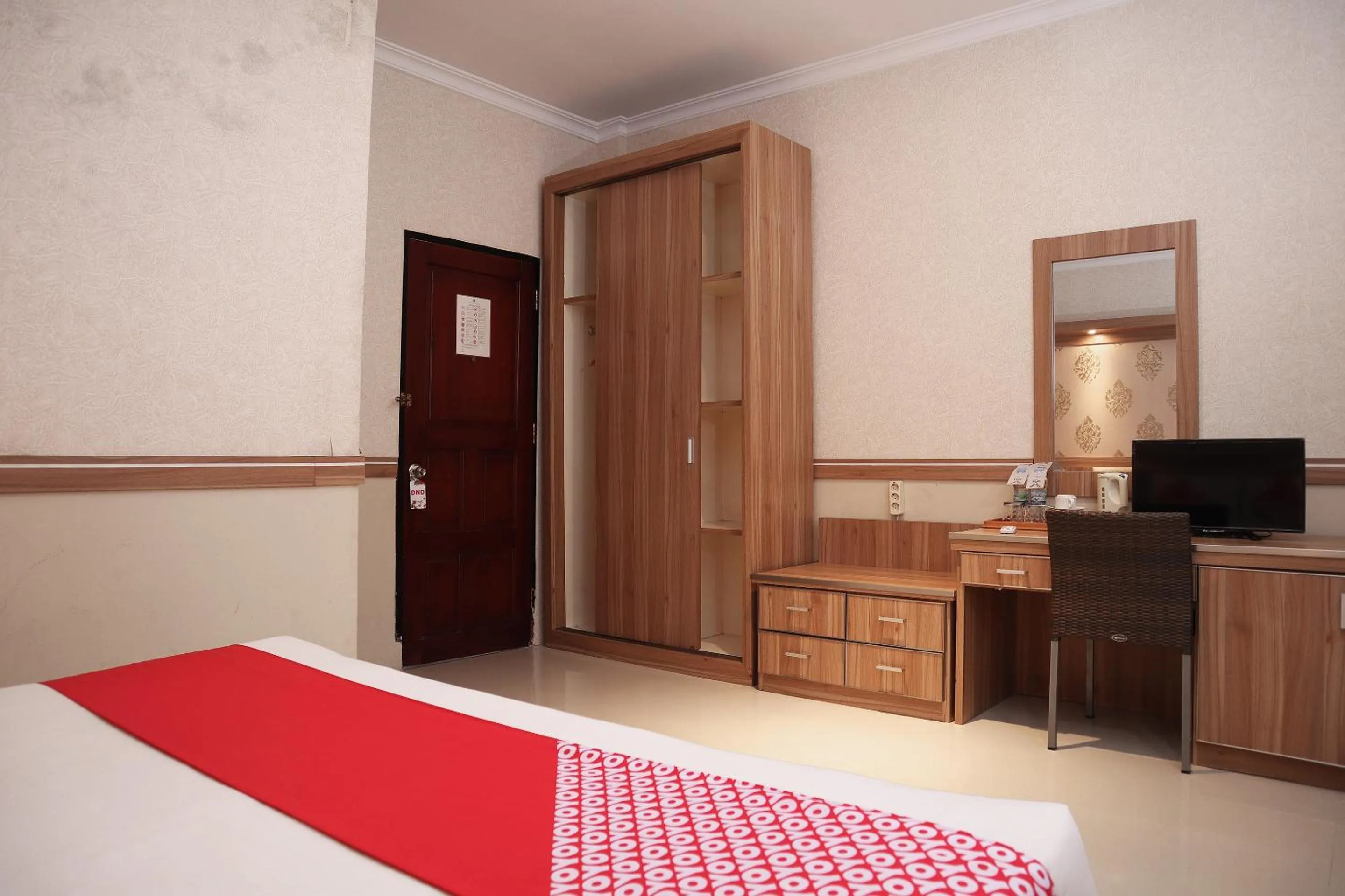 Bedroom in OYO 742 Mona Plaza Hotel