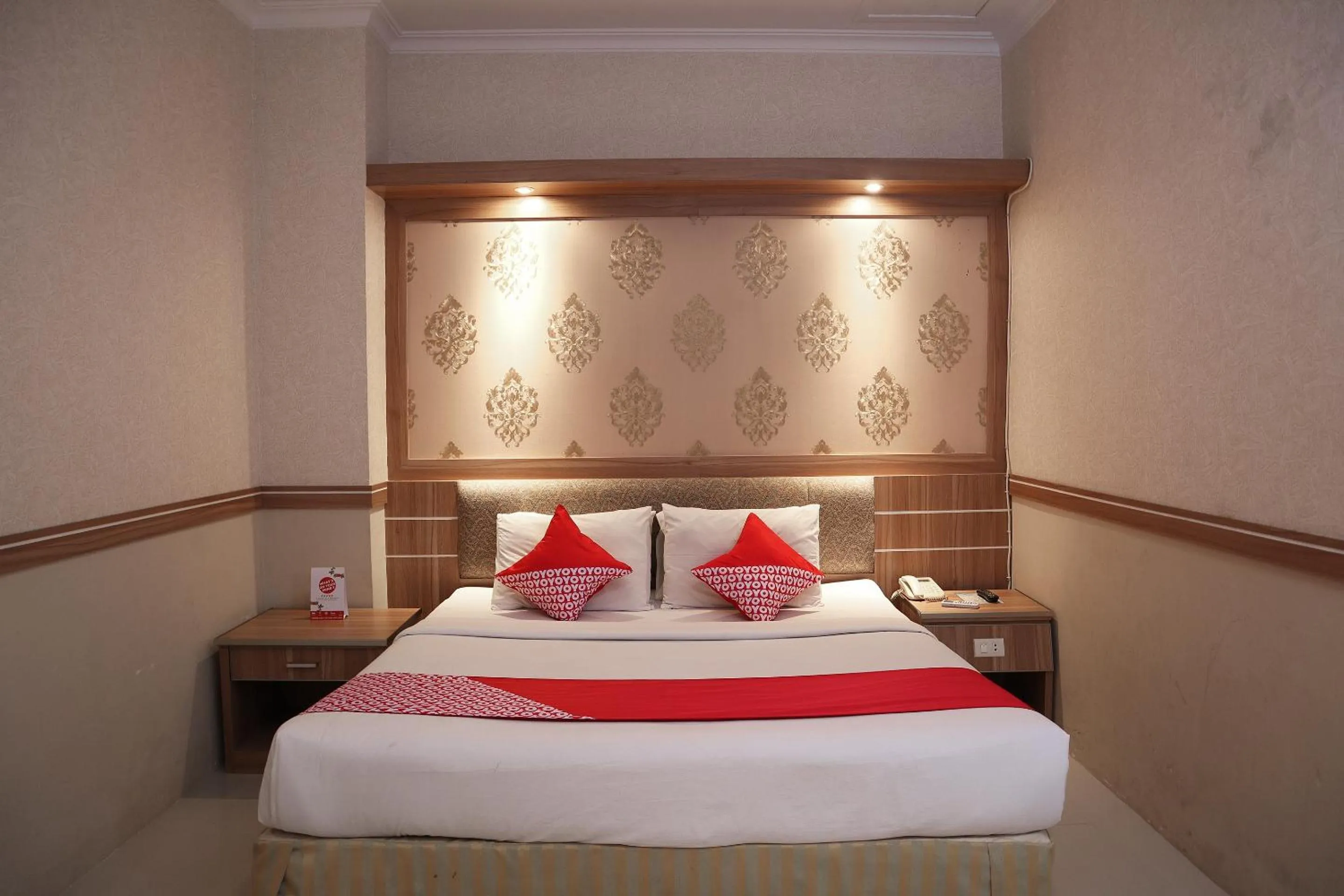 Bedroom in OYO 742 Mona Plaza Hotel