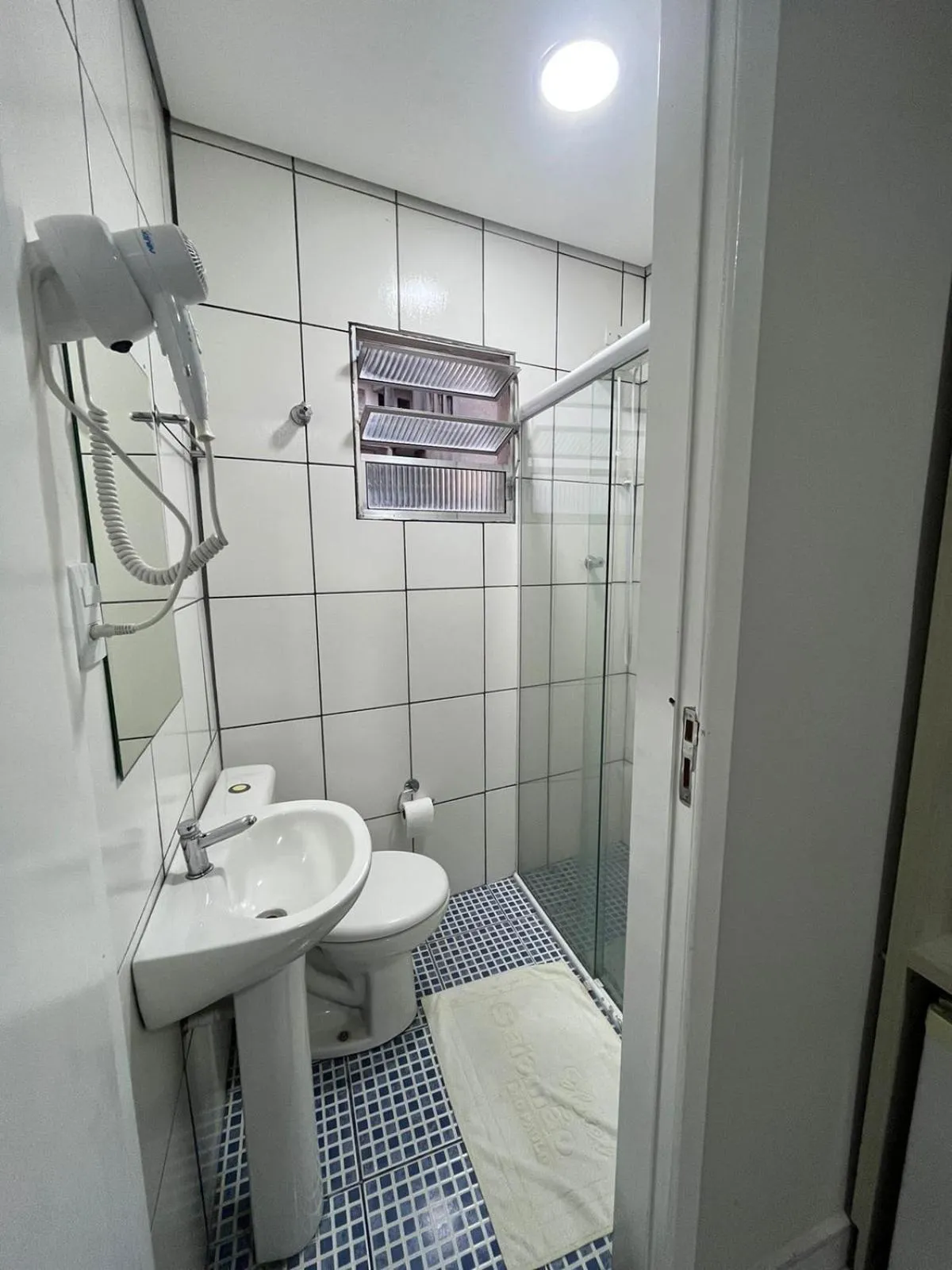 Shower in Hotel Salomão - Próximo a 25 de Março, Bom Retiro, Brás e Rua Santa Efigênia, a 2 minutos do Mirante Sampa Sky e pista de Skate Anhangabaú