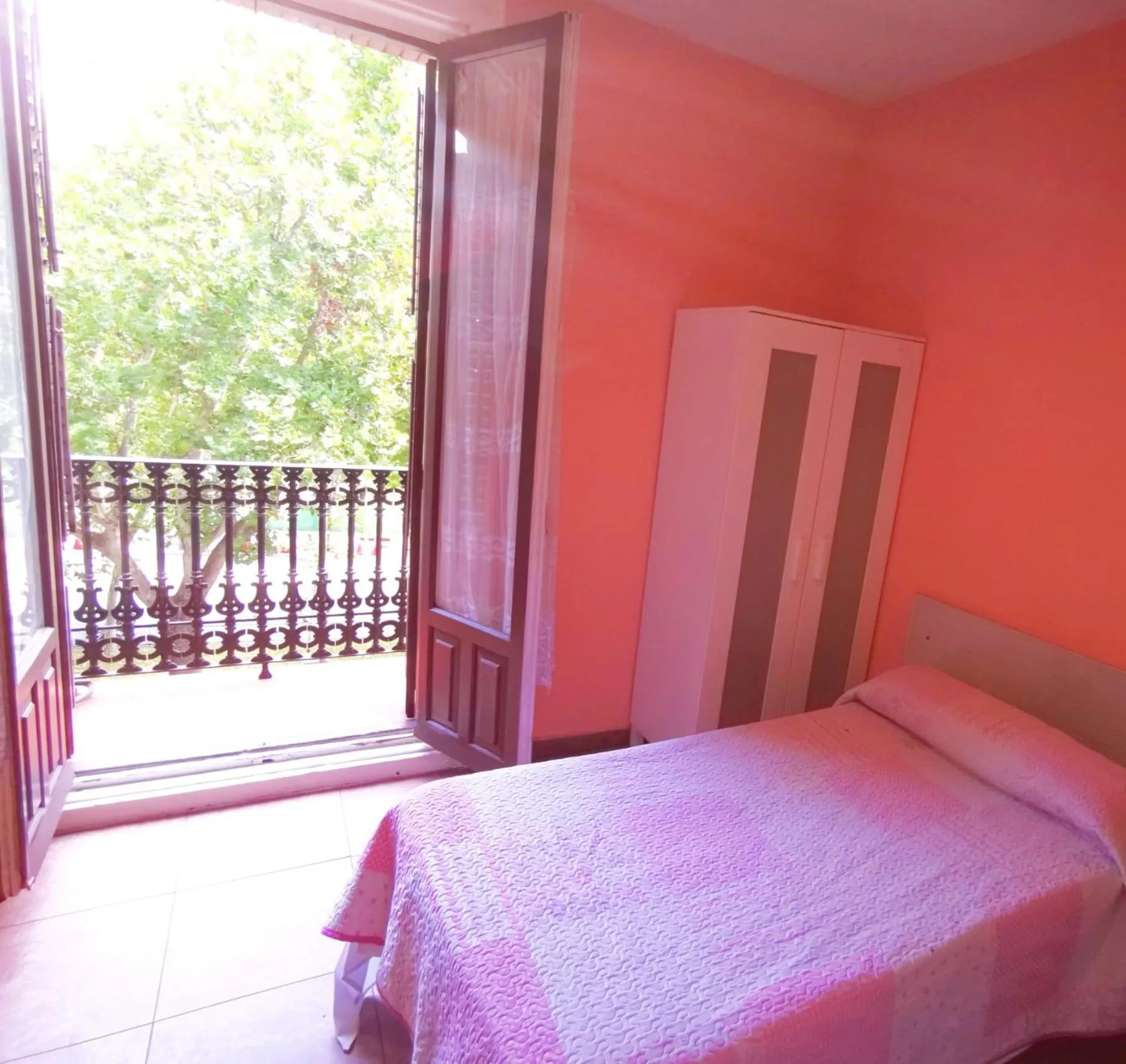 Balcony/Terrace, Bed in Casa de Huespedes La Asturiana