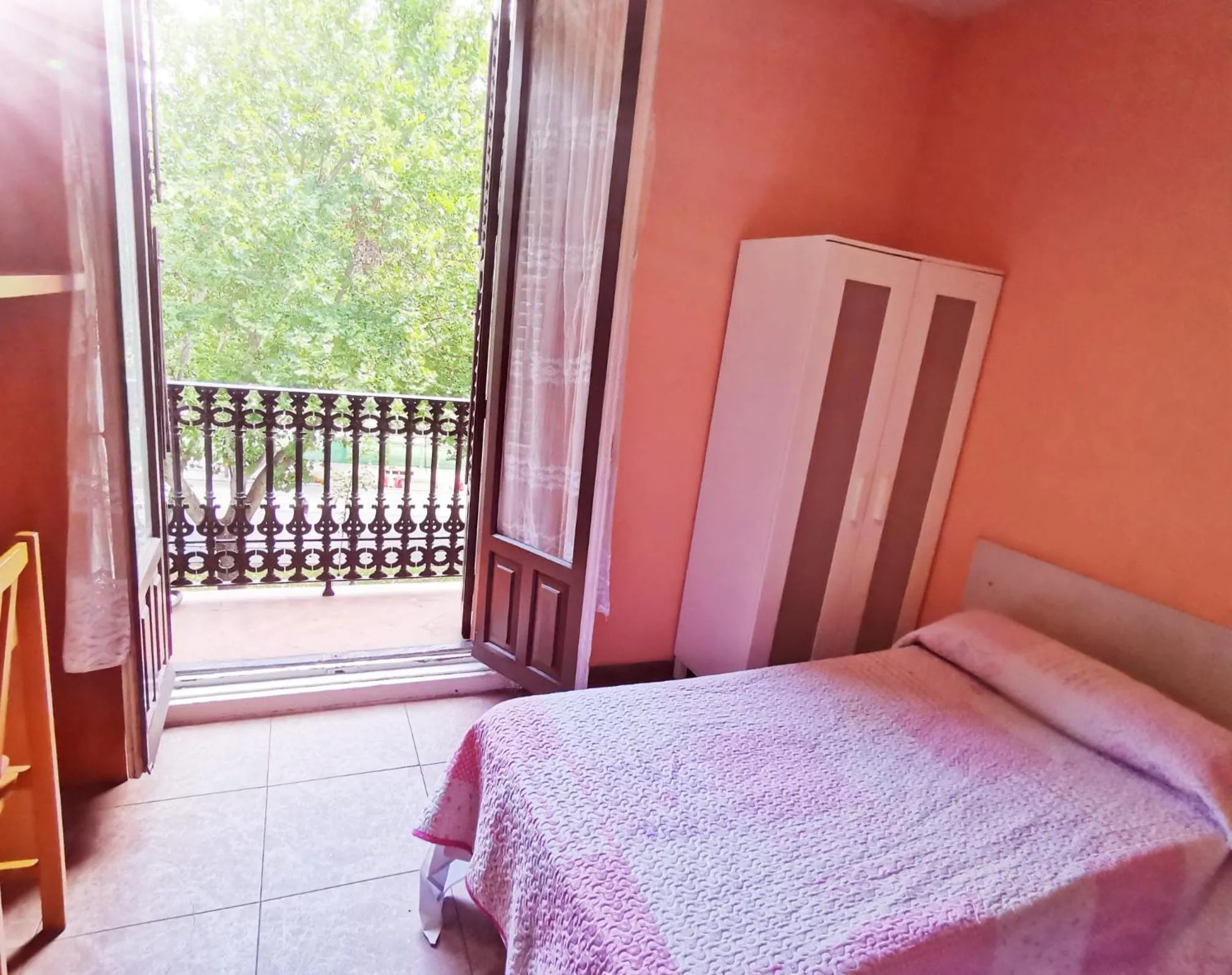 Balcony/Terrace, Bed in Casa de Huespedes La Asturiana