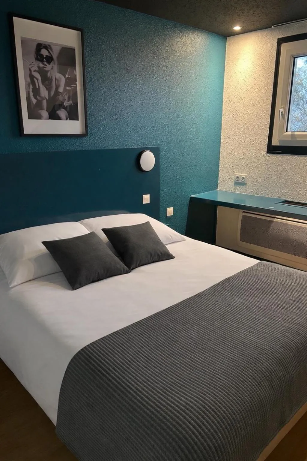 Bed in Hôtel Restaurant le Privilège - authentic by balladins