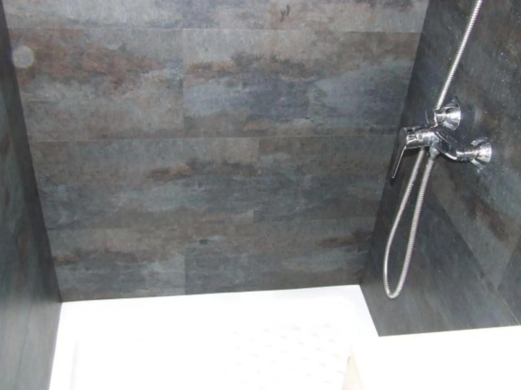 Shower in Hostal Larios