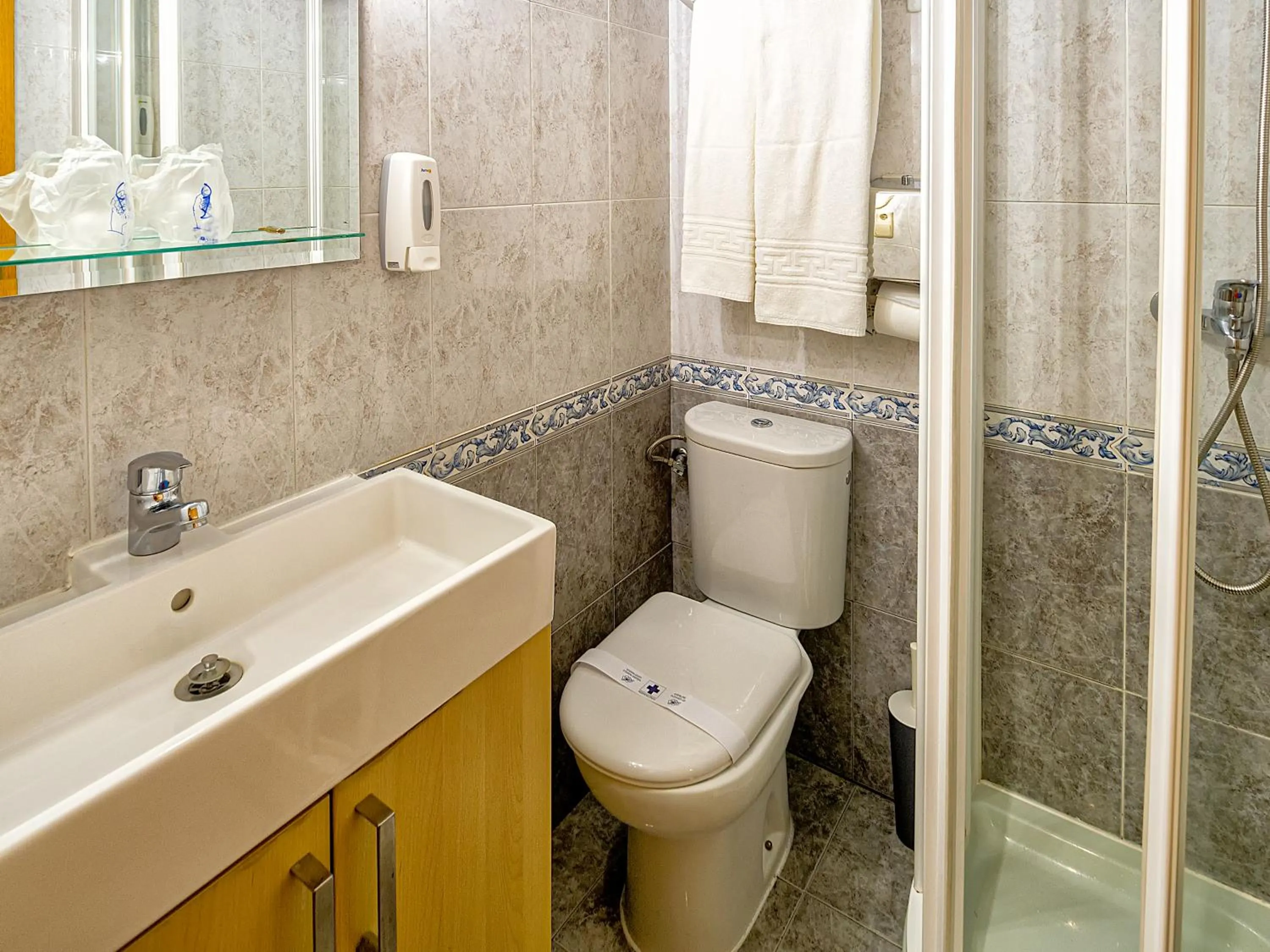 Shower in Hostal Real Aranjuez
