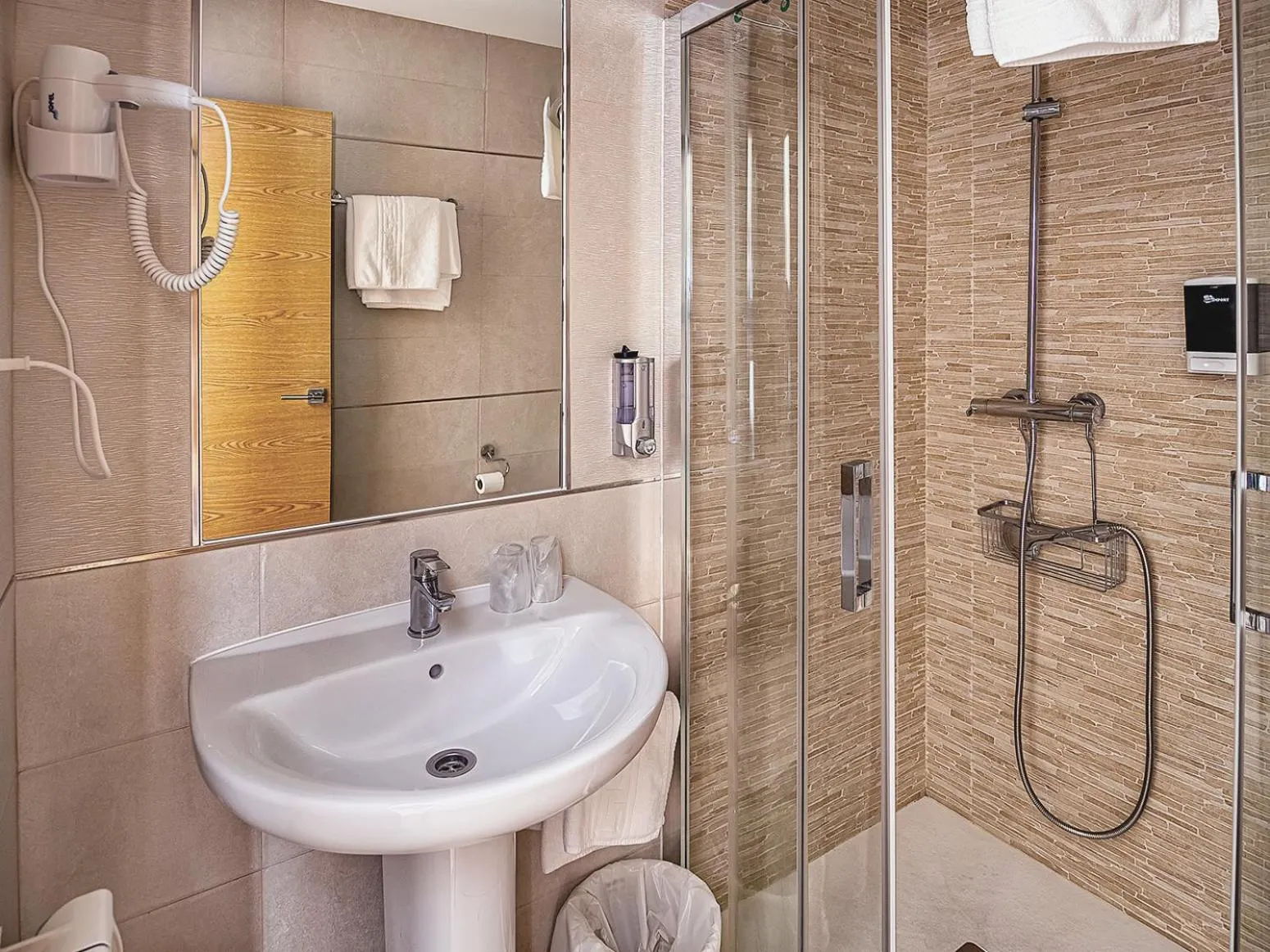 Shower in Hostal Real Aranjuez