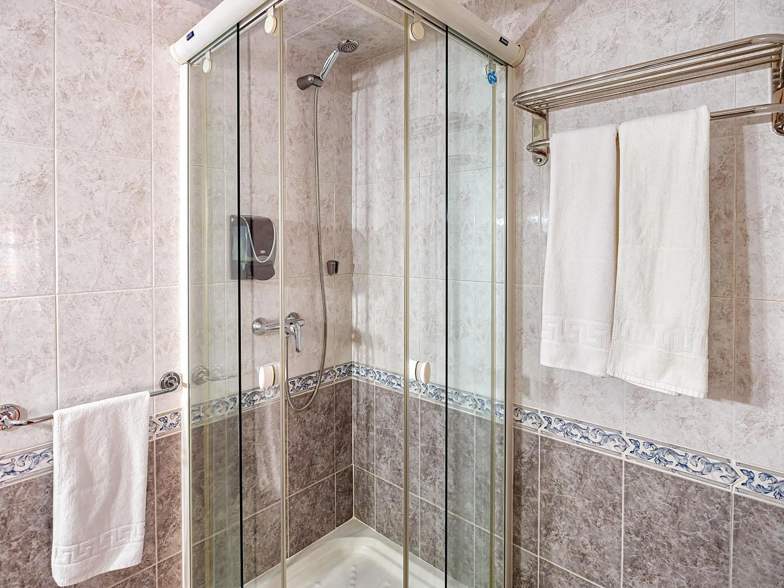 Shower in Hostal Real Aranjuez