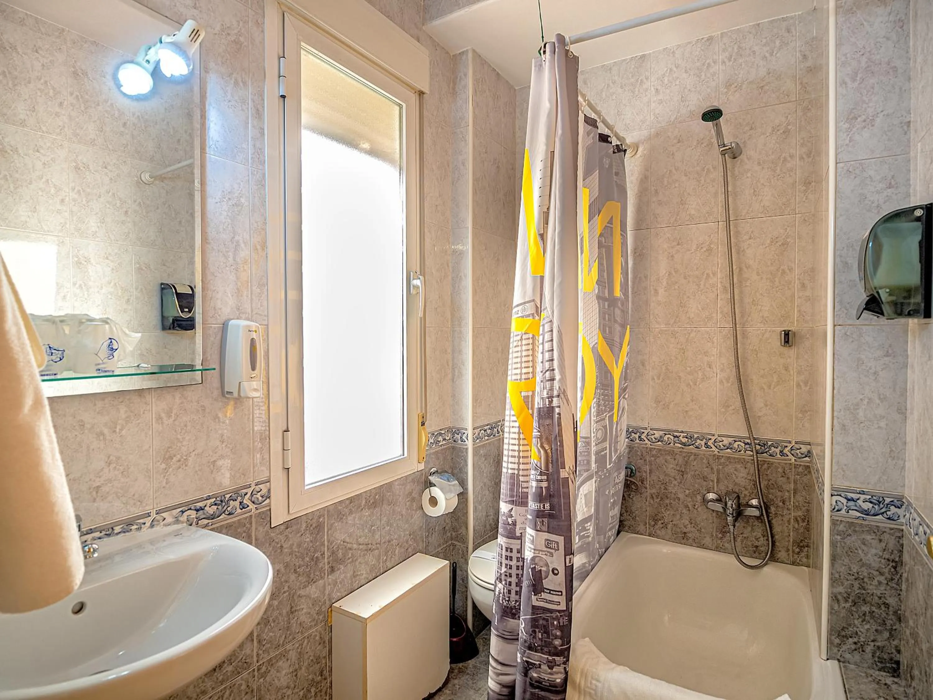 Shower in Hostal Real Aranjuez