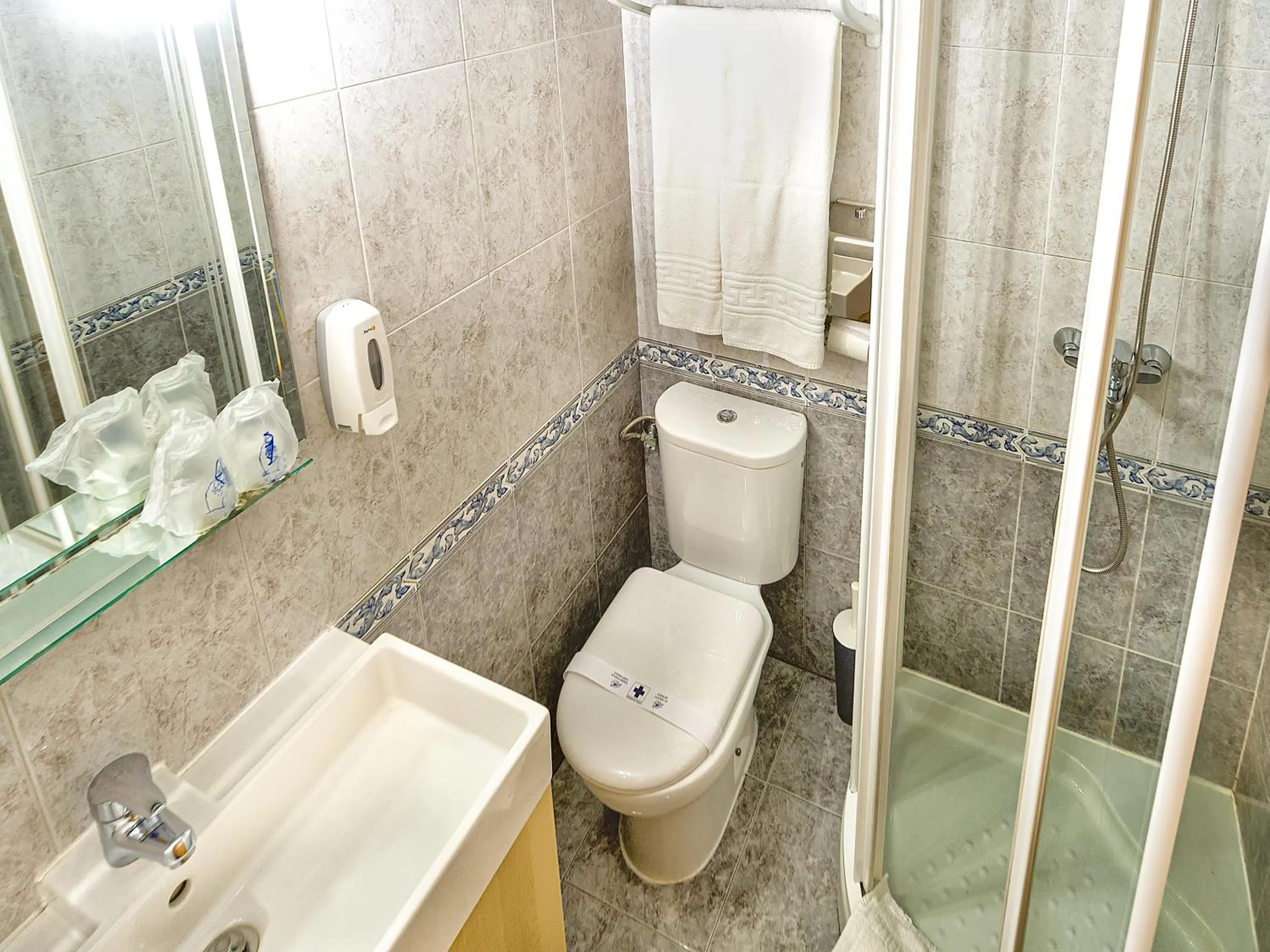 Shower in Hostal Real Aranjuez