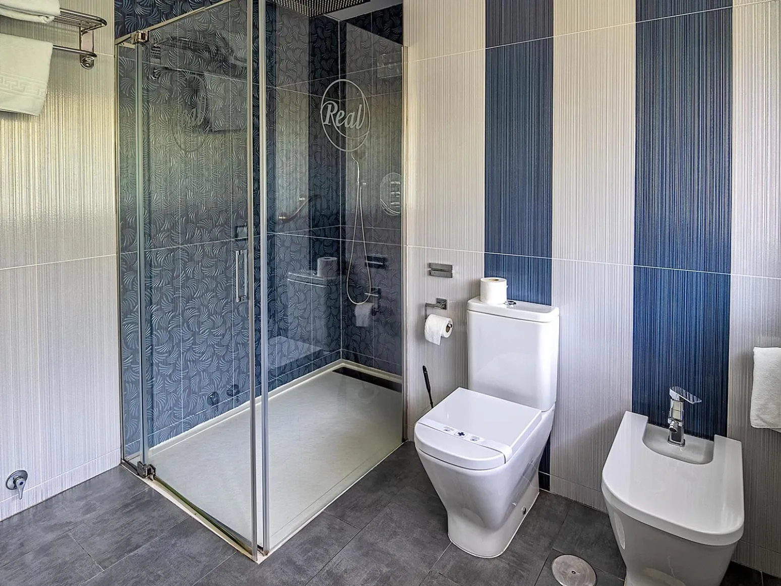 Shower in Hostal Real Aranjuez