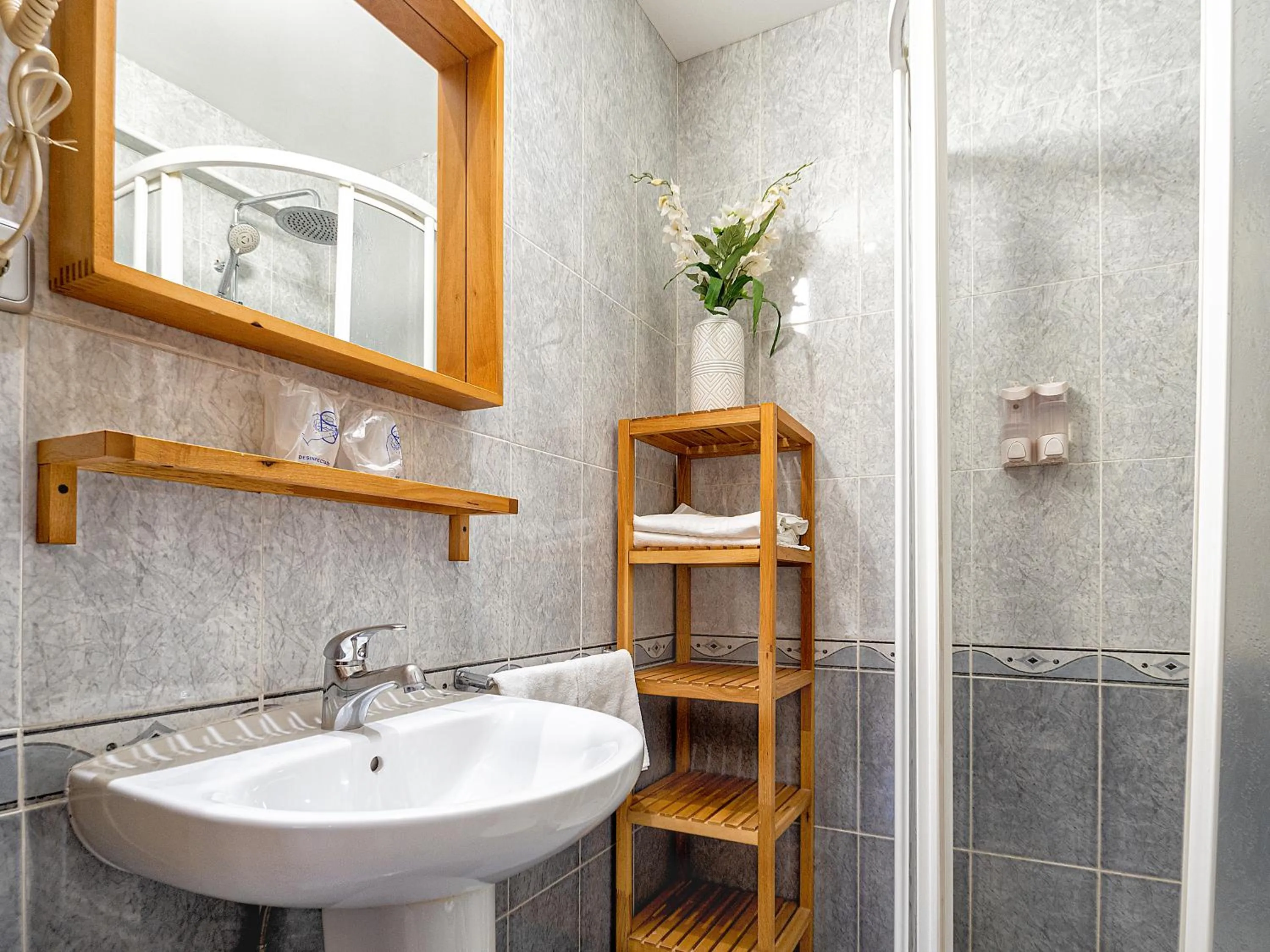 Shower in Hostal Real Aranjuez