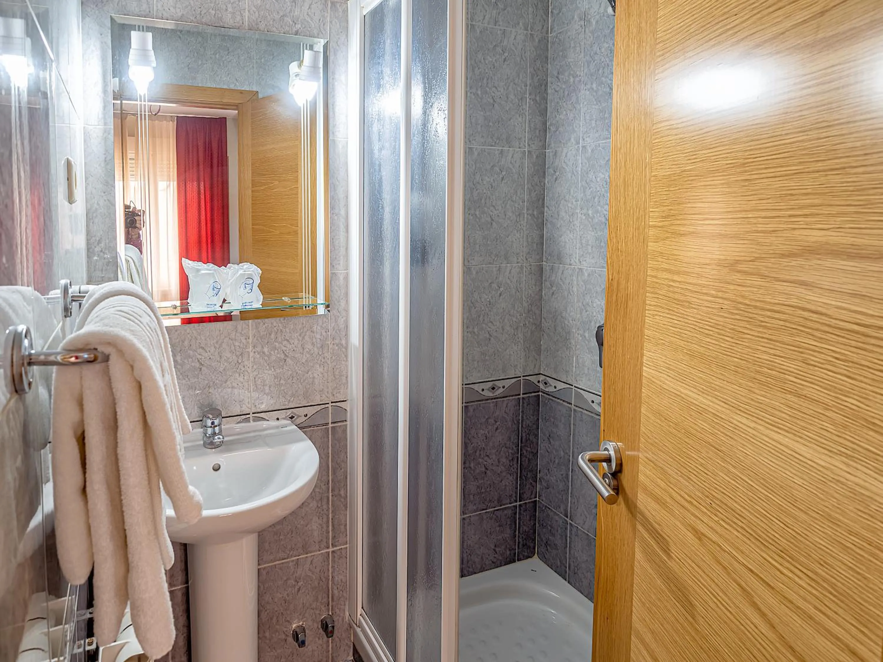 Shower in Hostal Real Aranjuez