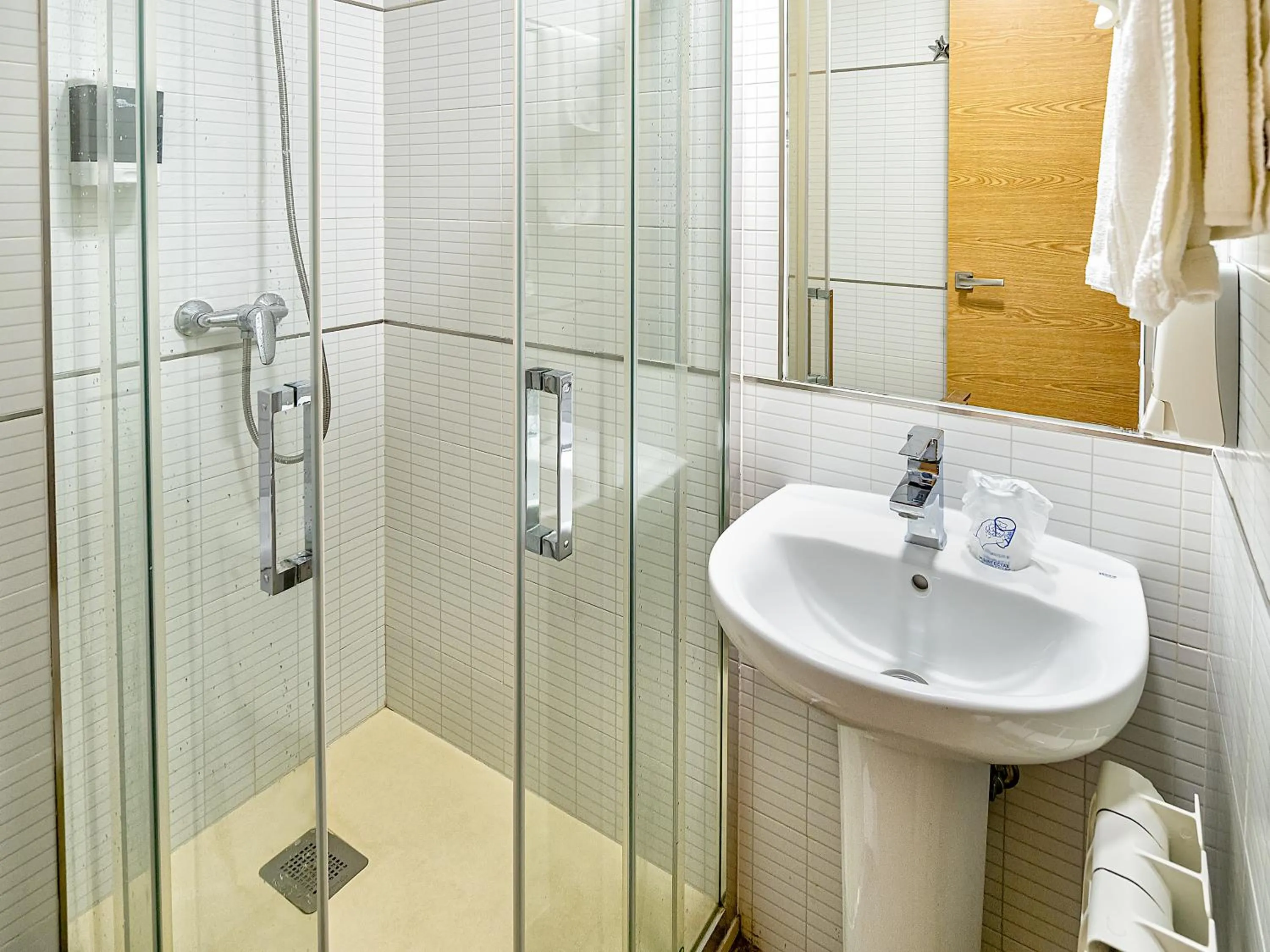 Shower in Hostal Real Aranjuez