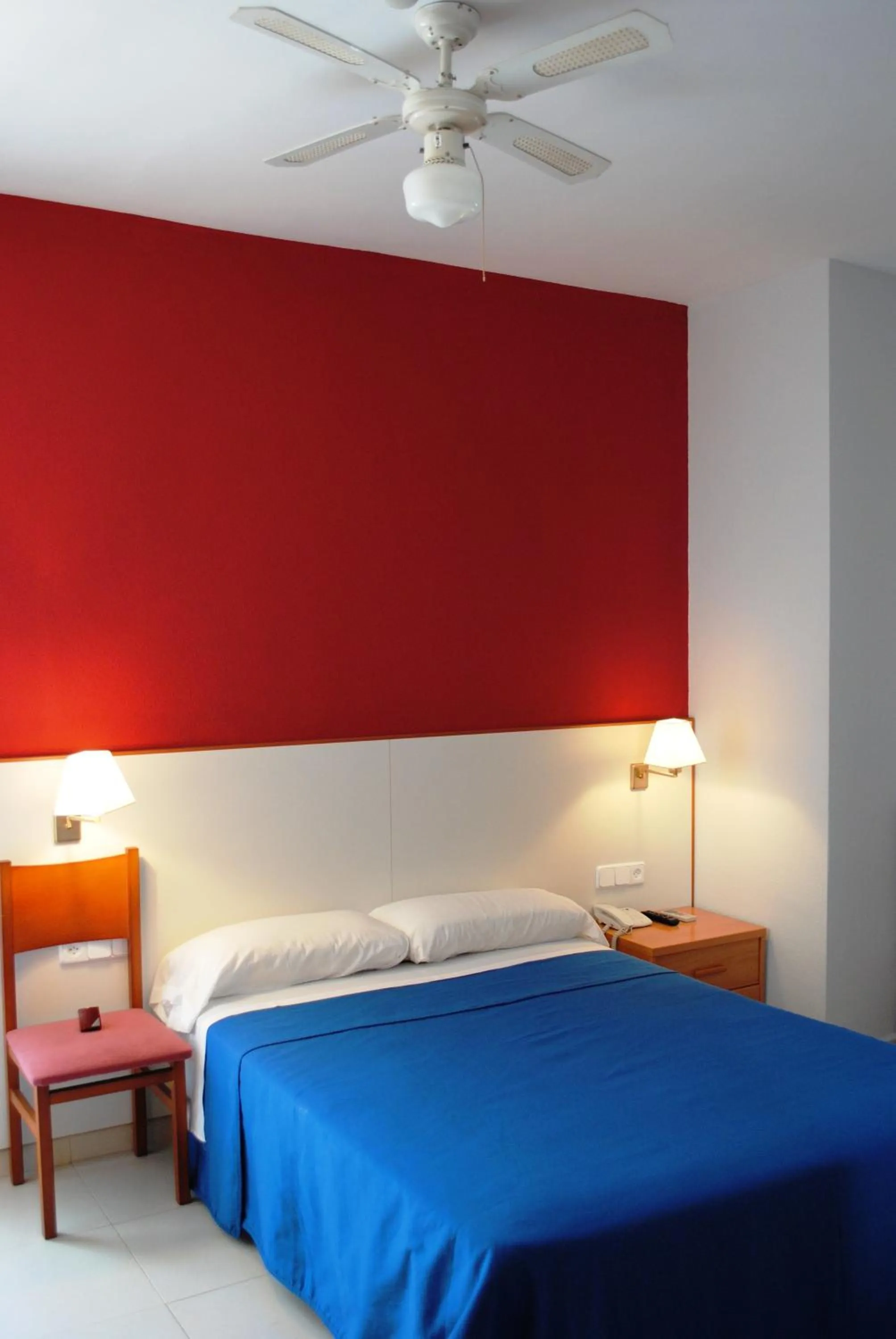 Bed in Hotel Sant Jordi