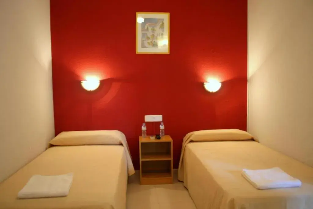 Twin Room in Hotel Sant Jordi Twin Room in Hotel Sant Jordi