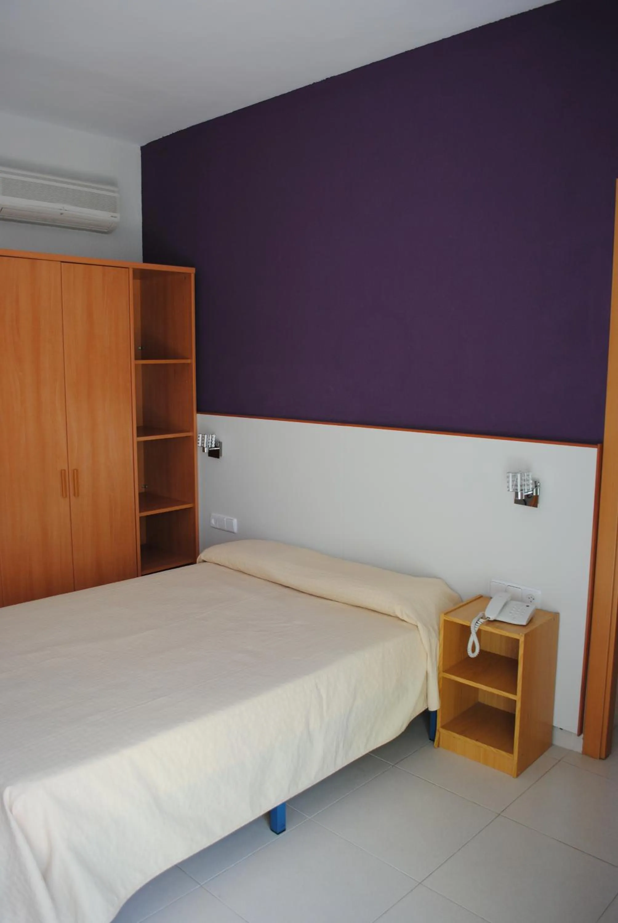 Bed in Hotel Sant Jordi
