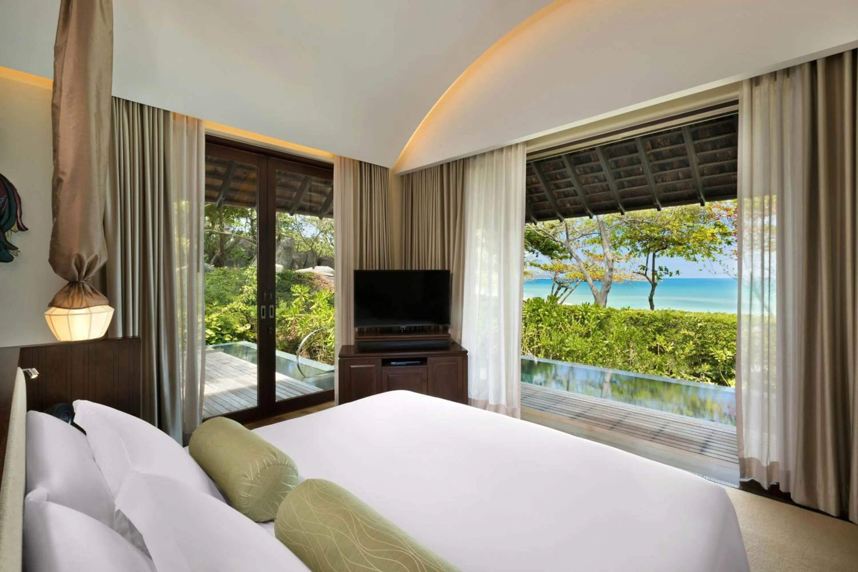 Beach, Bed in Vana Belle, A Luxury Collection Resort, Koh Samui
