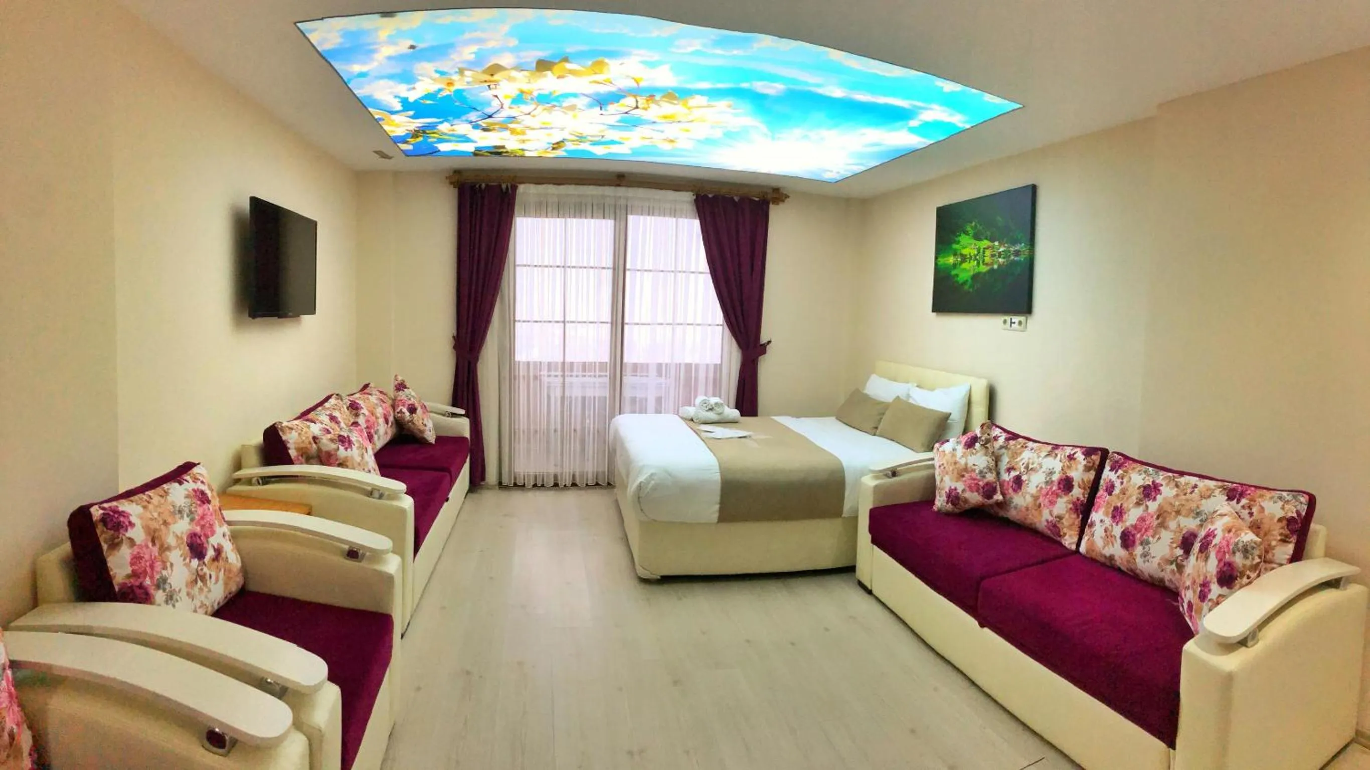 Seating area, Bed in Osmanlı Suite