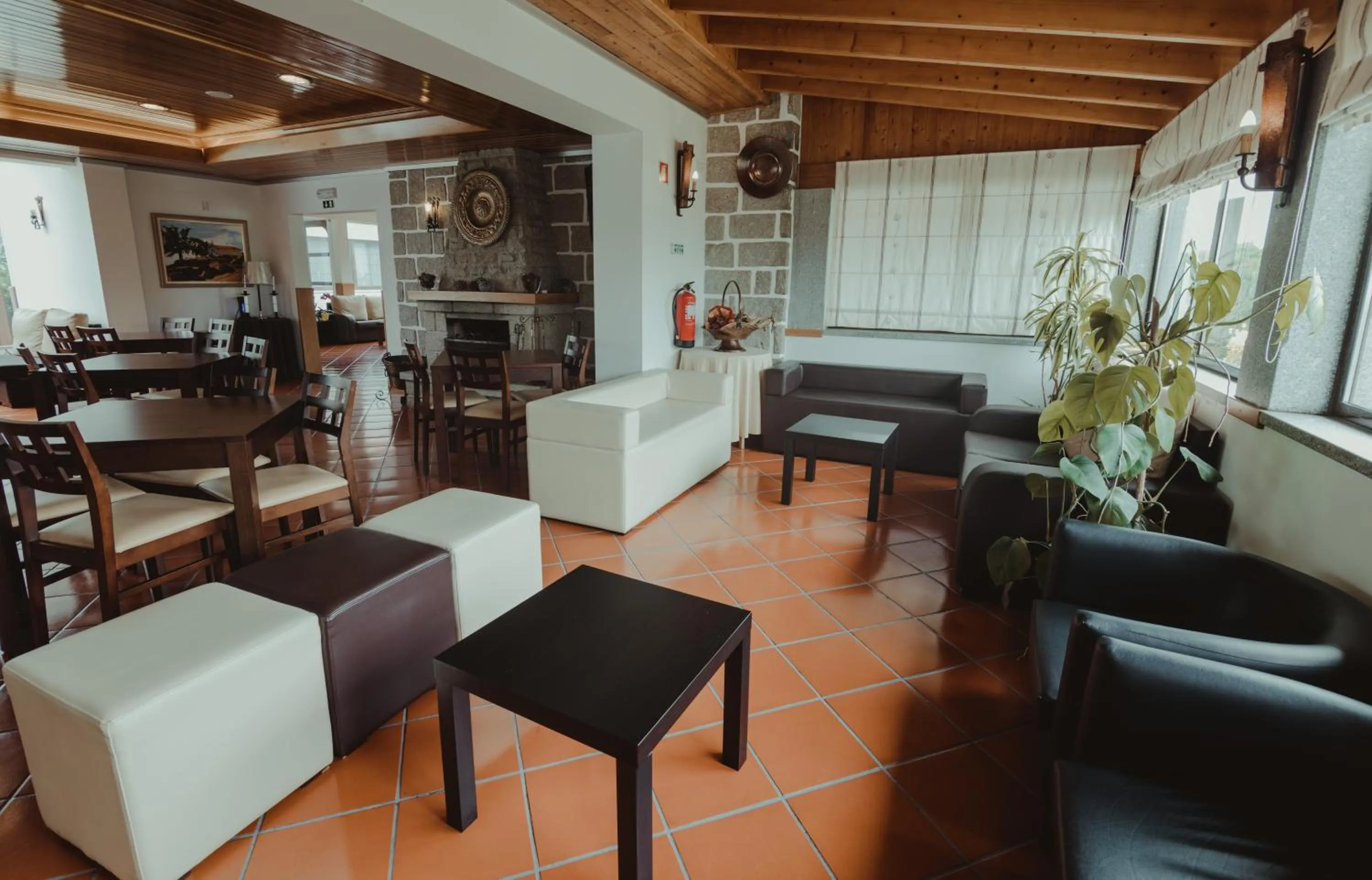 Communal lounge/ TV room in Hotel Senhora do Espinheiro