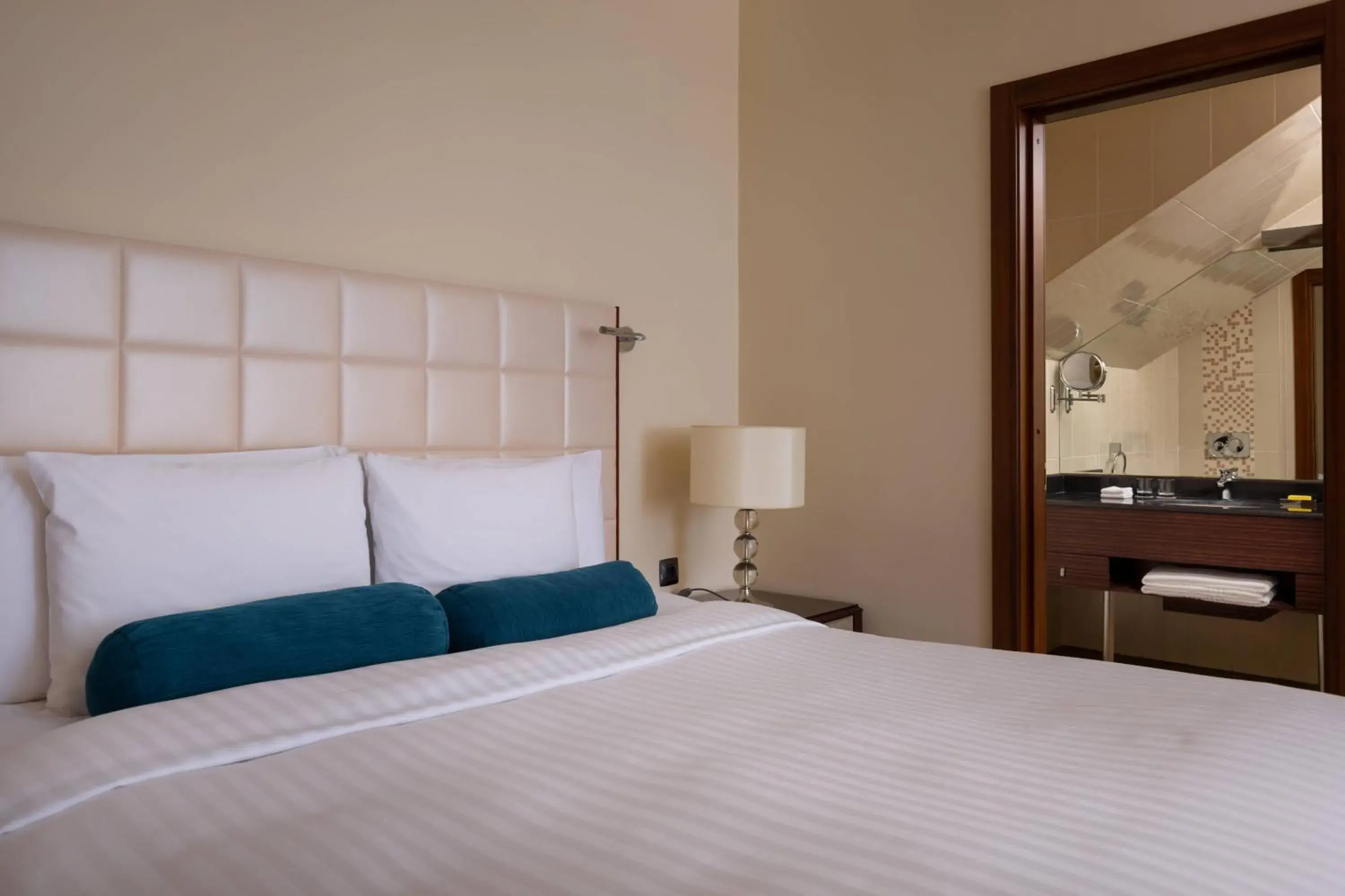 Standard King Room in Tsaghkadzor Marriott Hotel Standard King Room in Tsaghkadzor Marriott Hotel