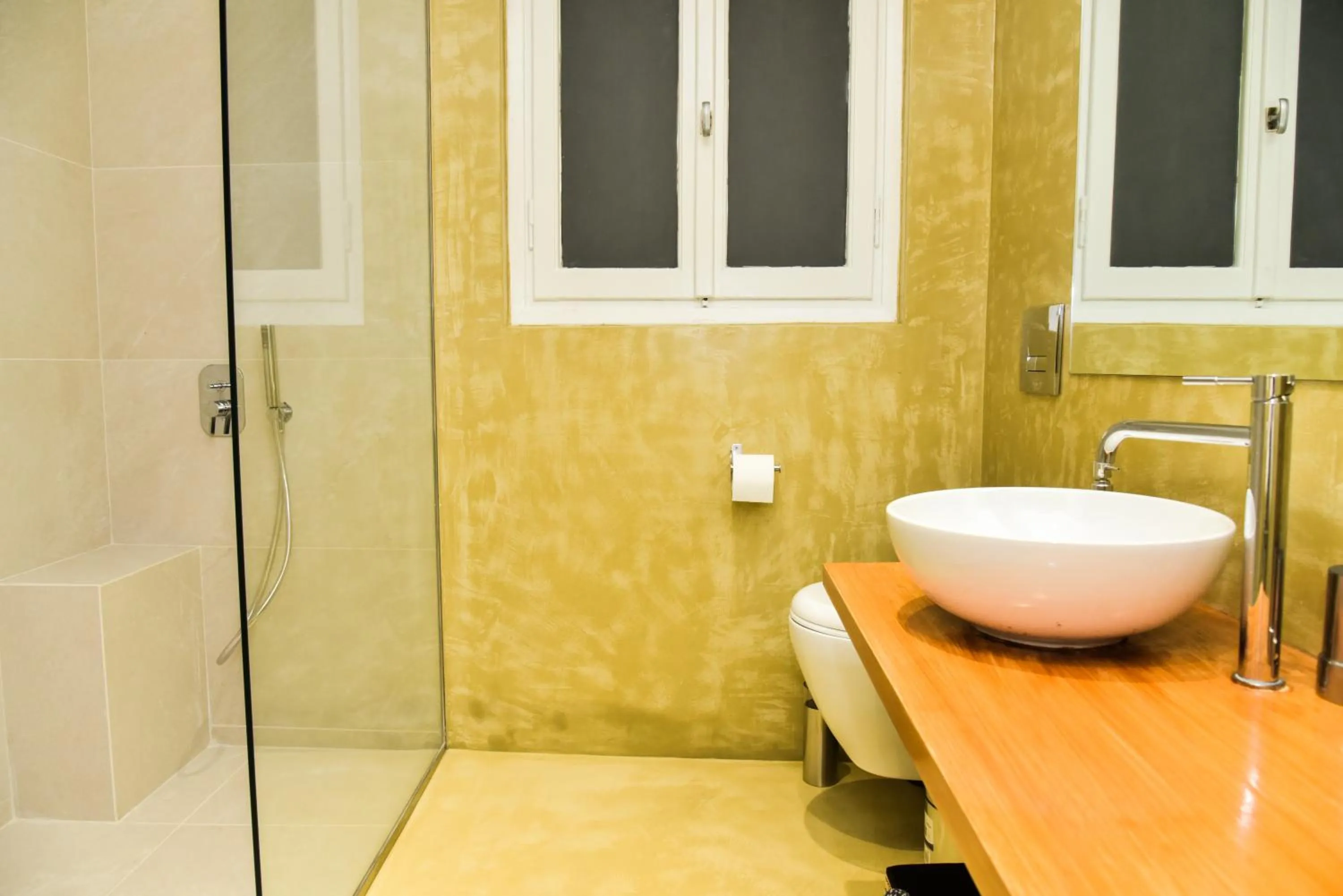 Shower in Central apartment at Echarxia 2 beds for 5 pers by MPS