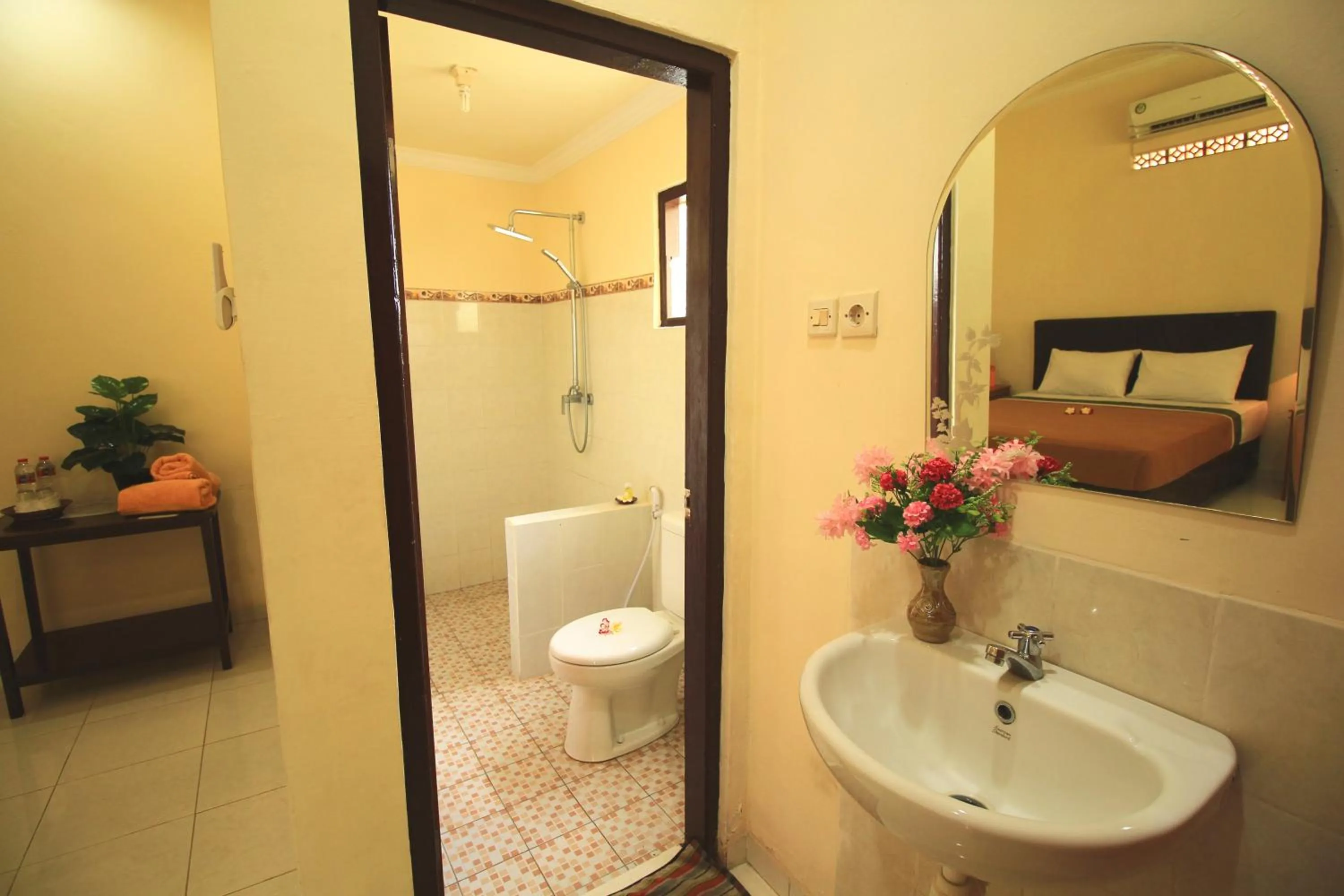 Bathroom, Bed in Lovina Beach Hotel