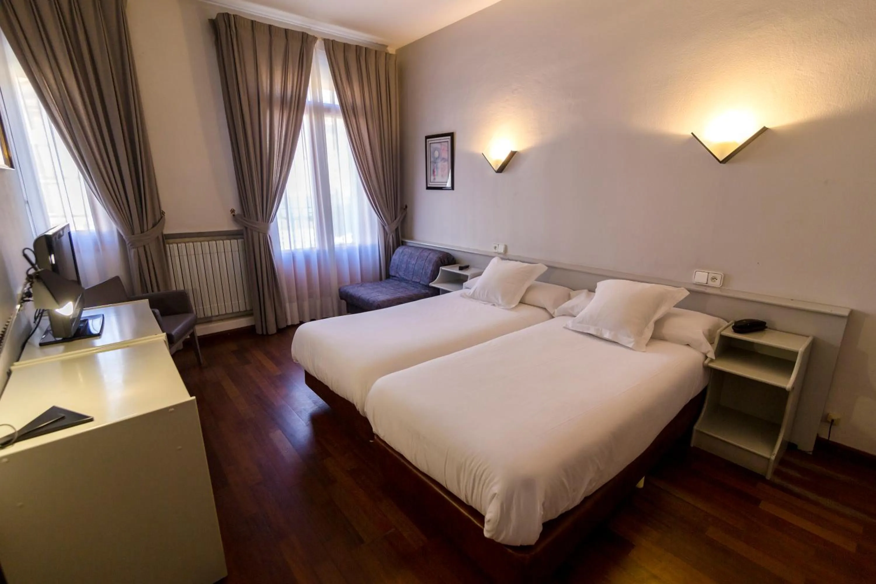 TV and multimedia, Bed in Hospedium Hotel Lleida