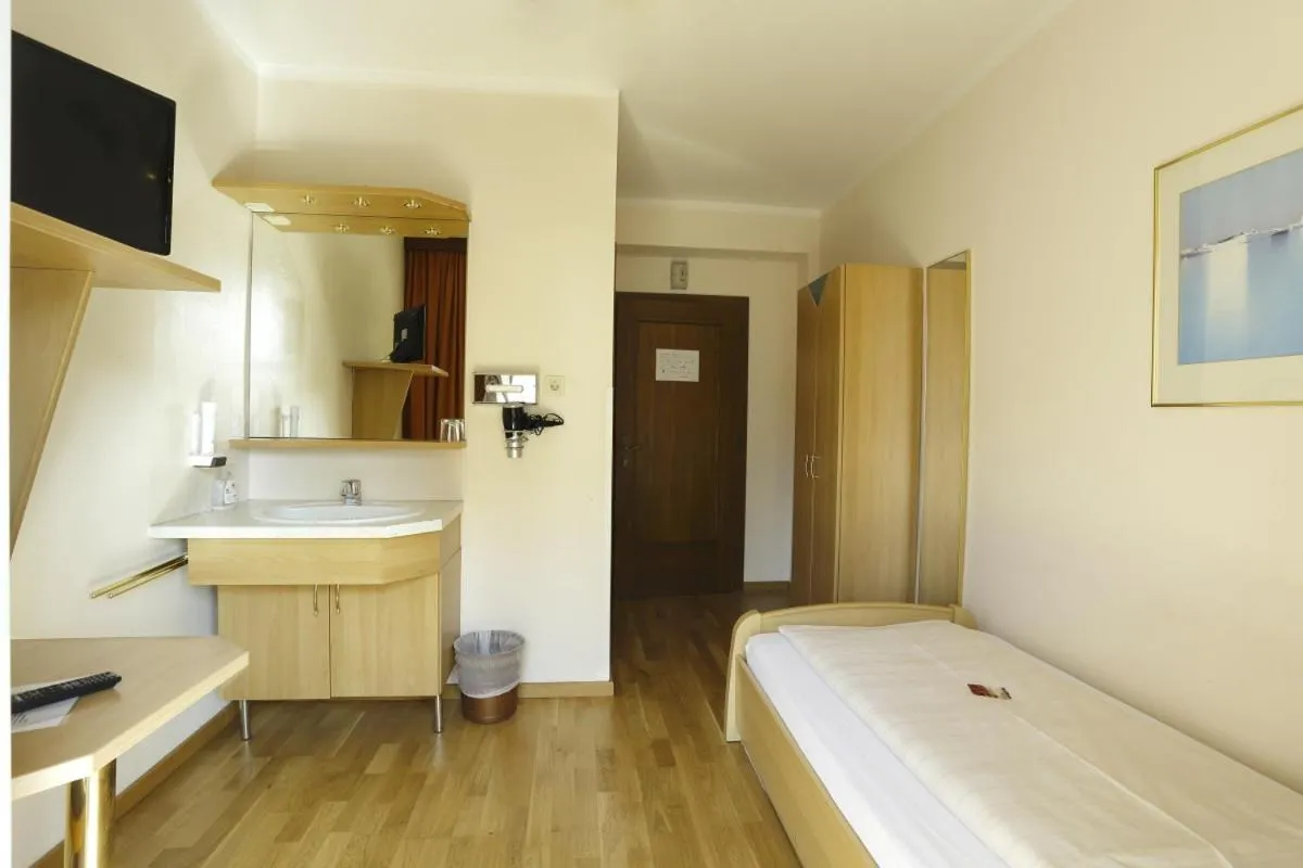 Bedroom, Bed in Alpen.Adria.Stadthotel