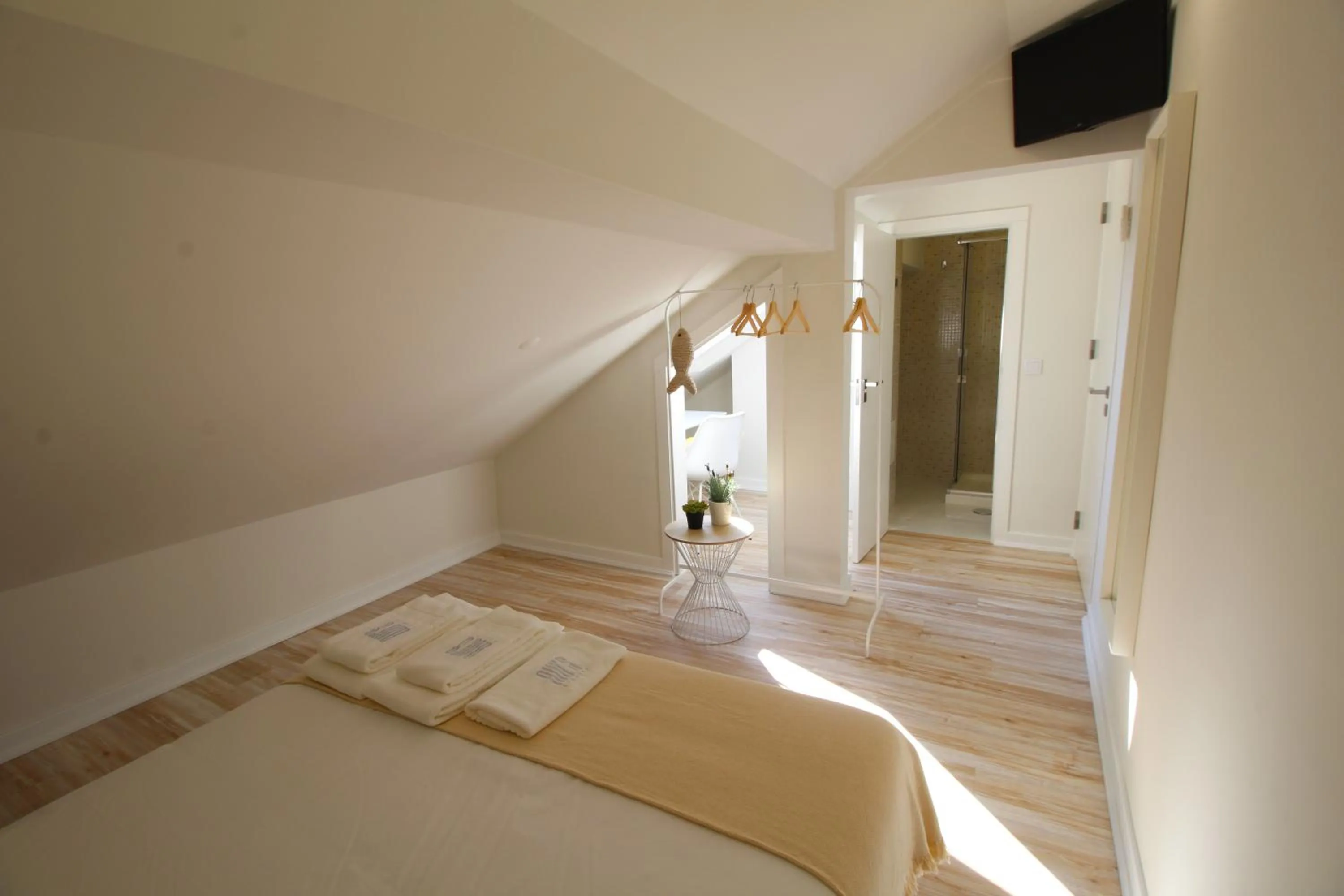 Bathroom, Bed in JR Studios & Suites I Rius I