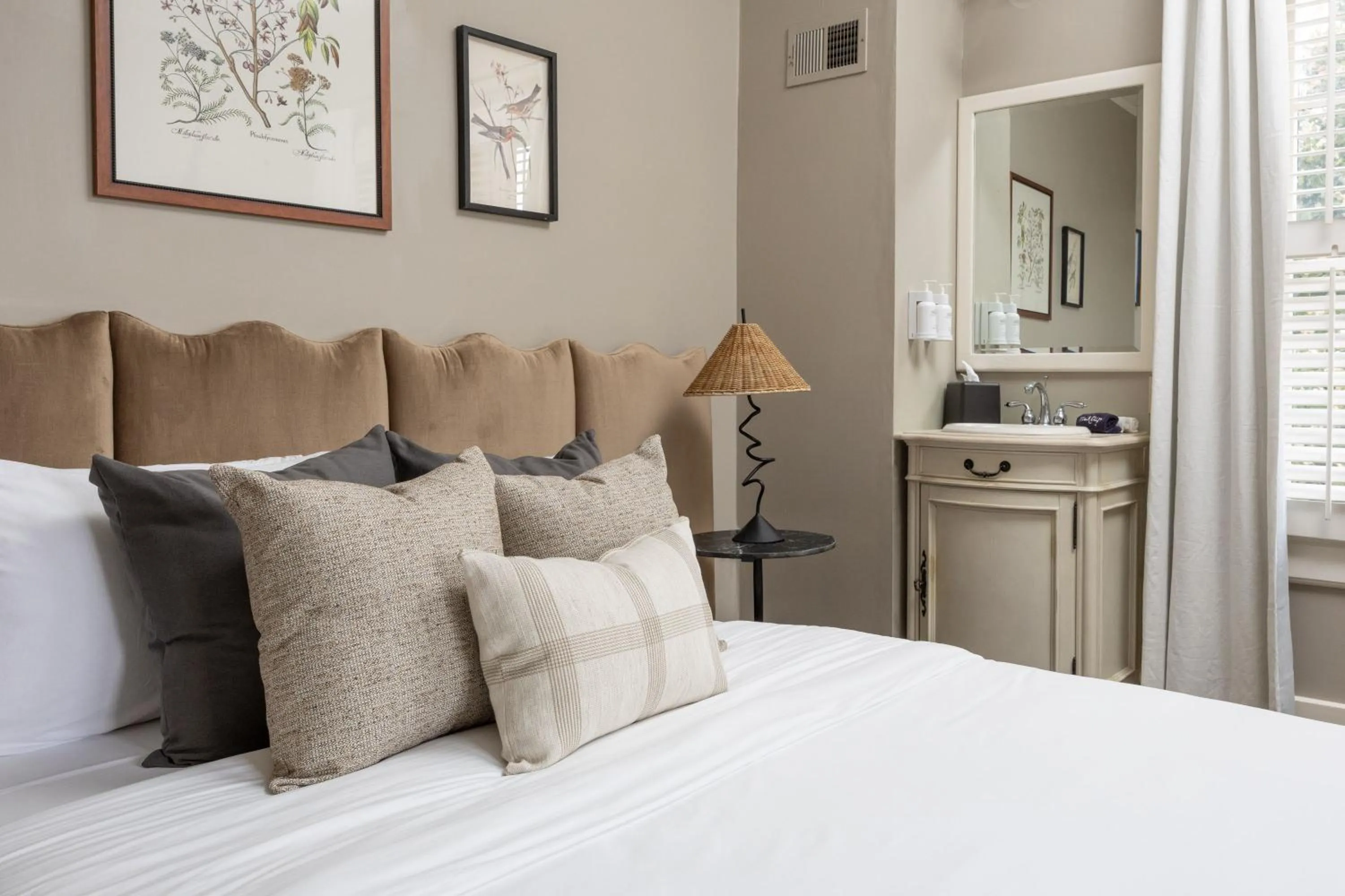 Bed in De La Vina Inn