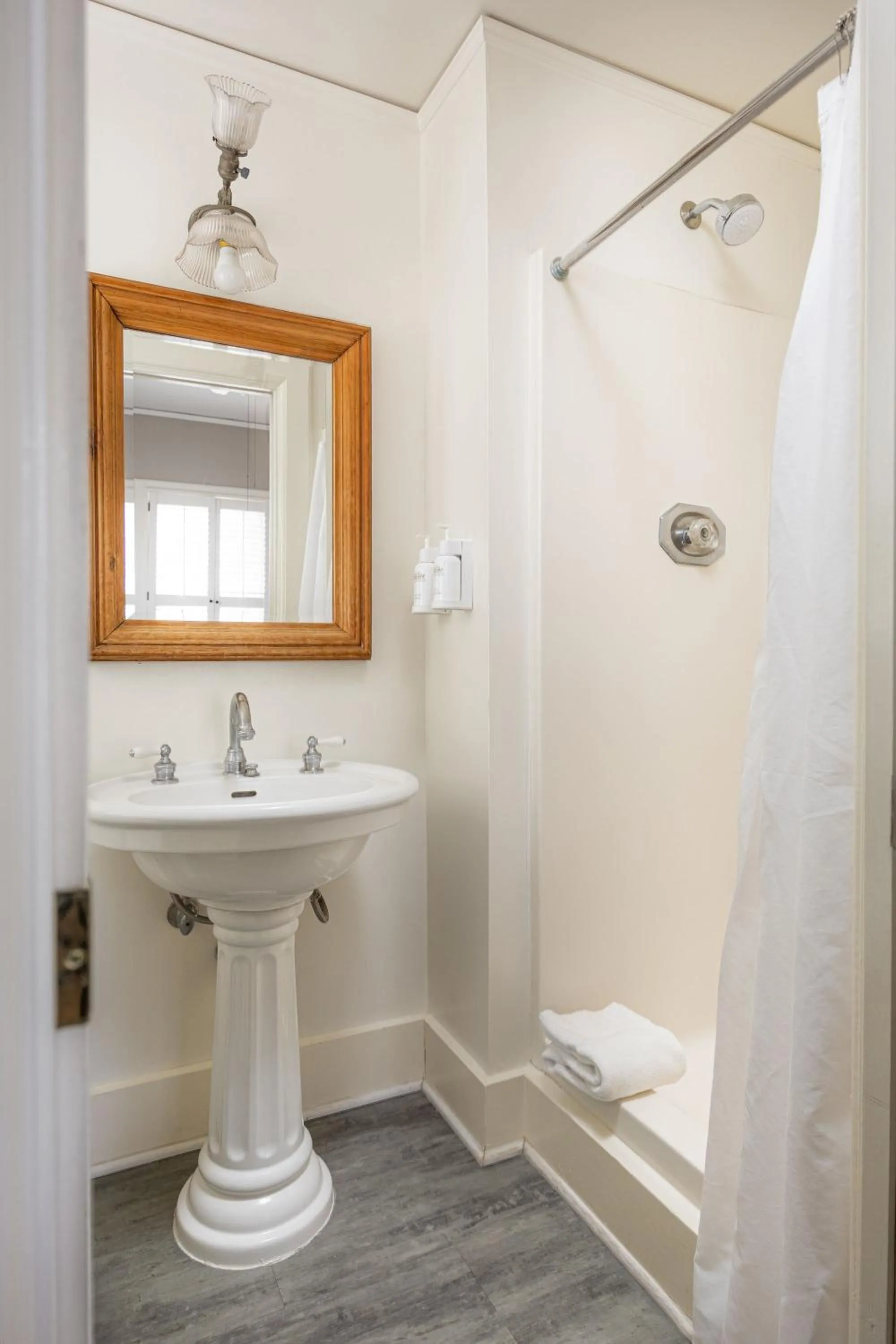 Bathroom in De La Vina Inn