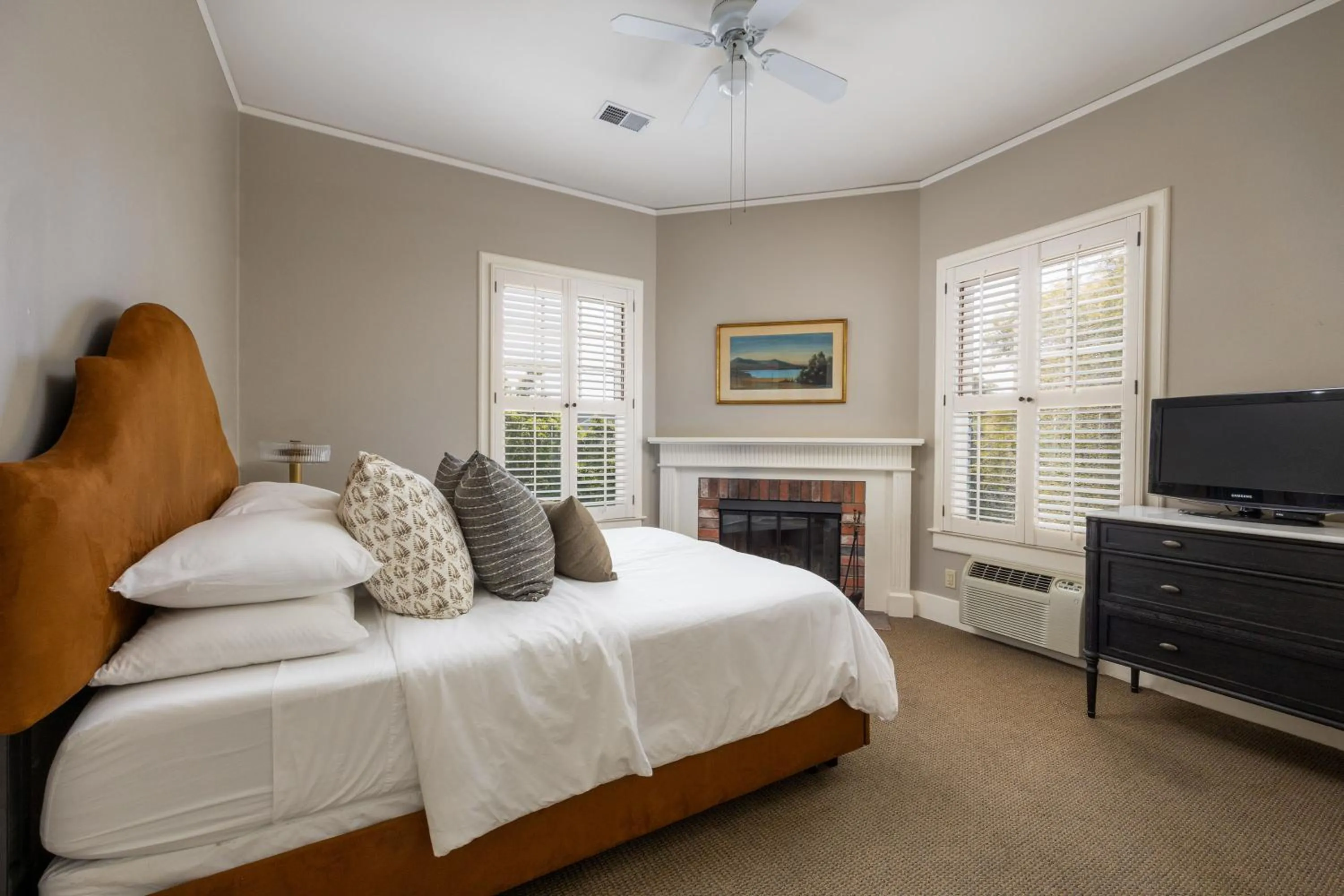 Bed in De La Vina Inn