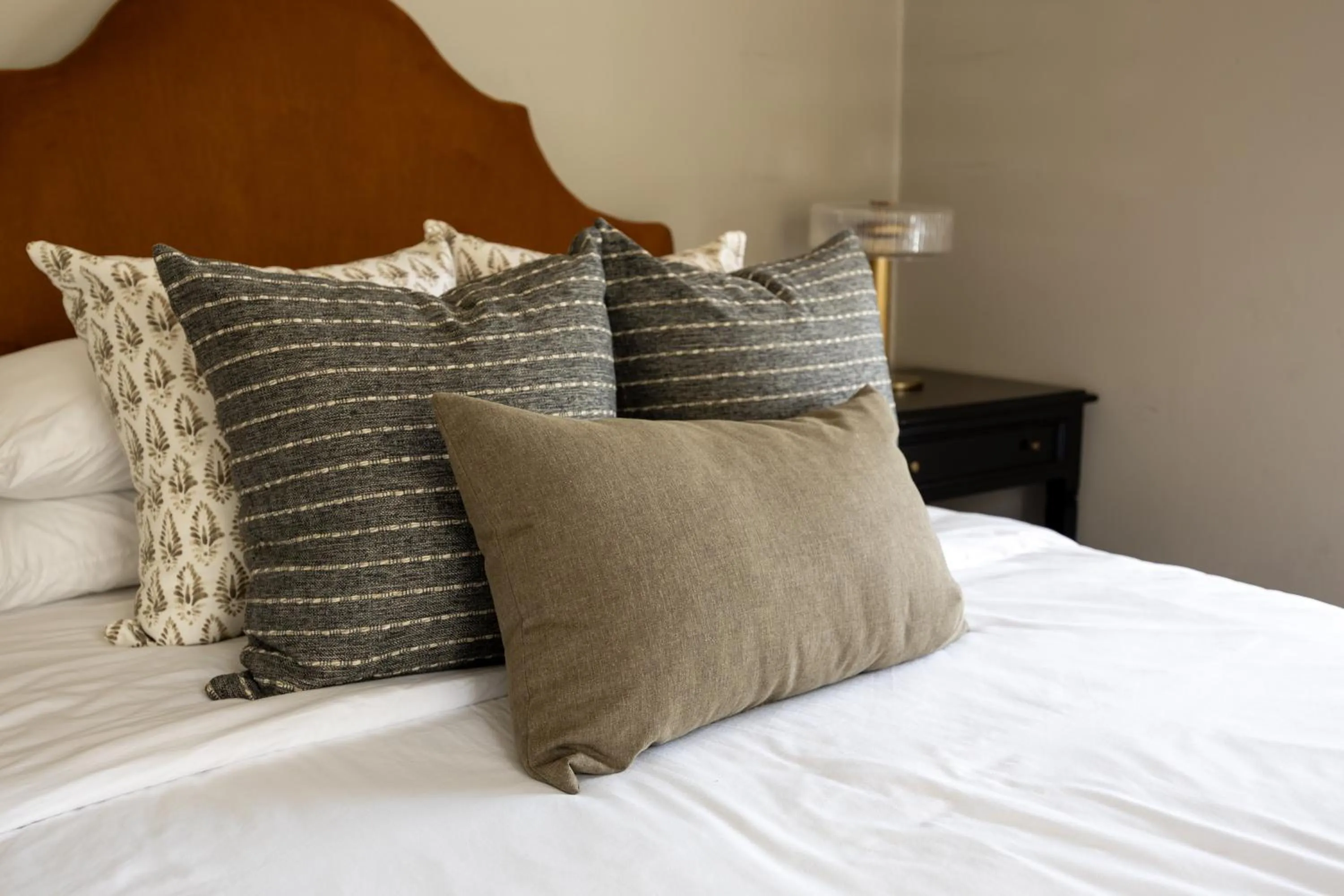 Bed in De La Vina Inn