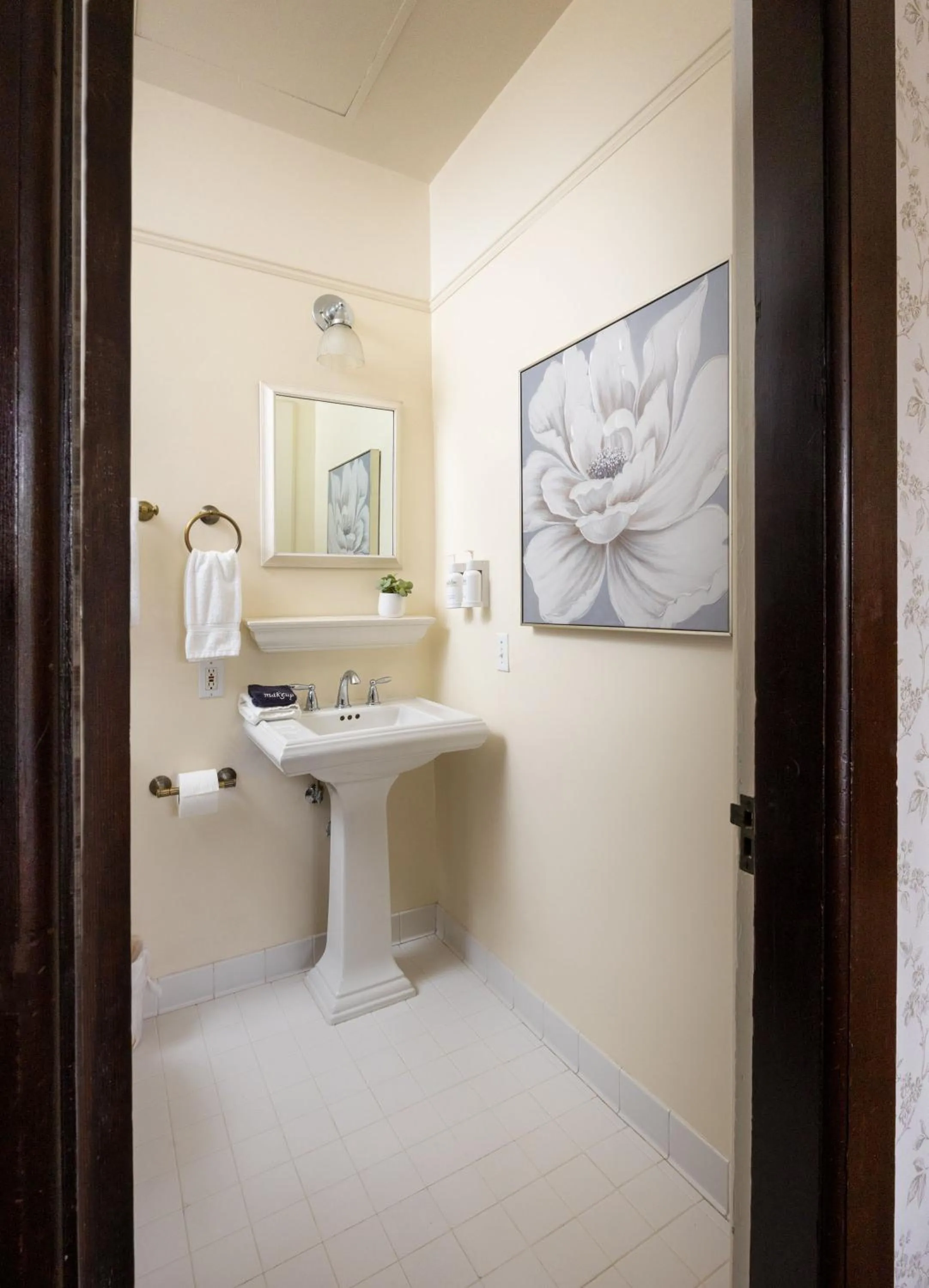 Bathroom in De La Vina Inn