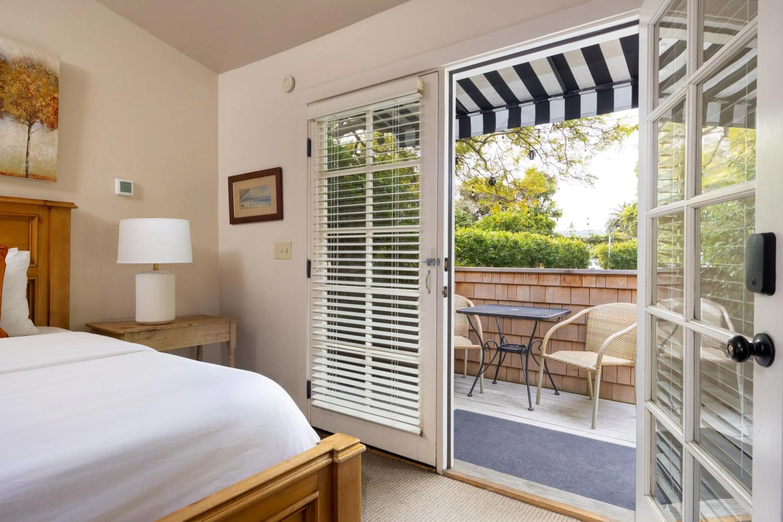 View (from property/room), Bed in De La Vina Inn