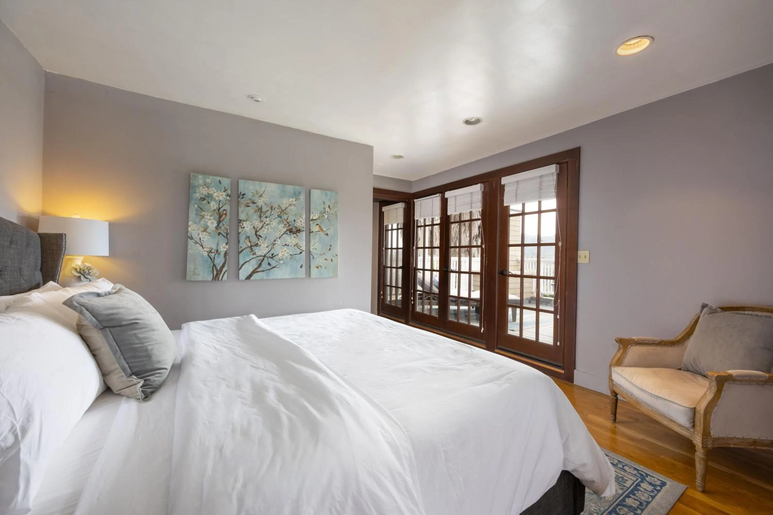 Bed in De La Vina Inn