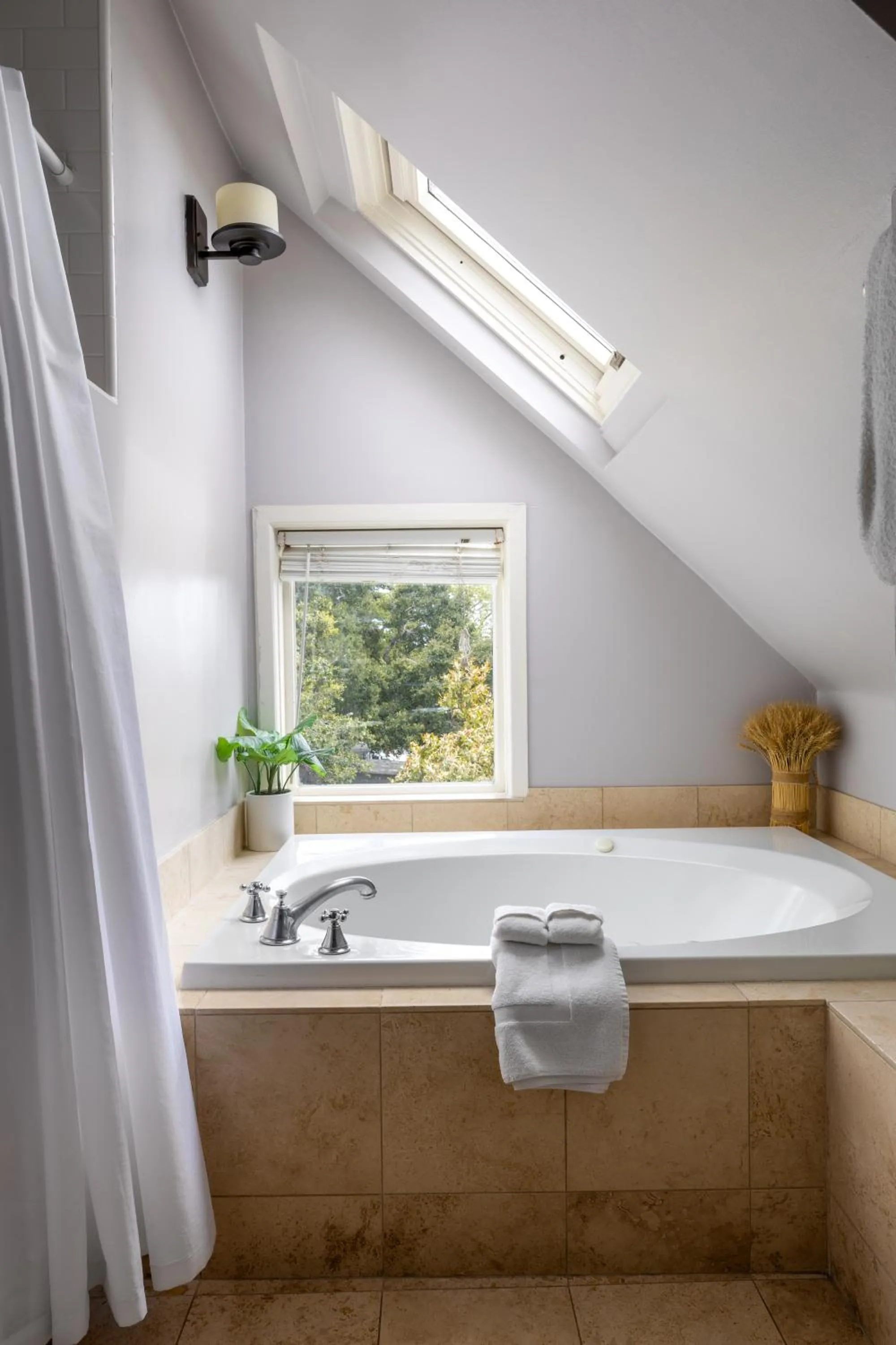 Bathroom in De La Vina Inn