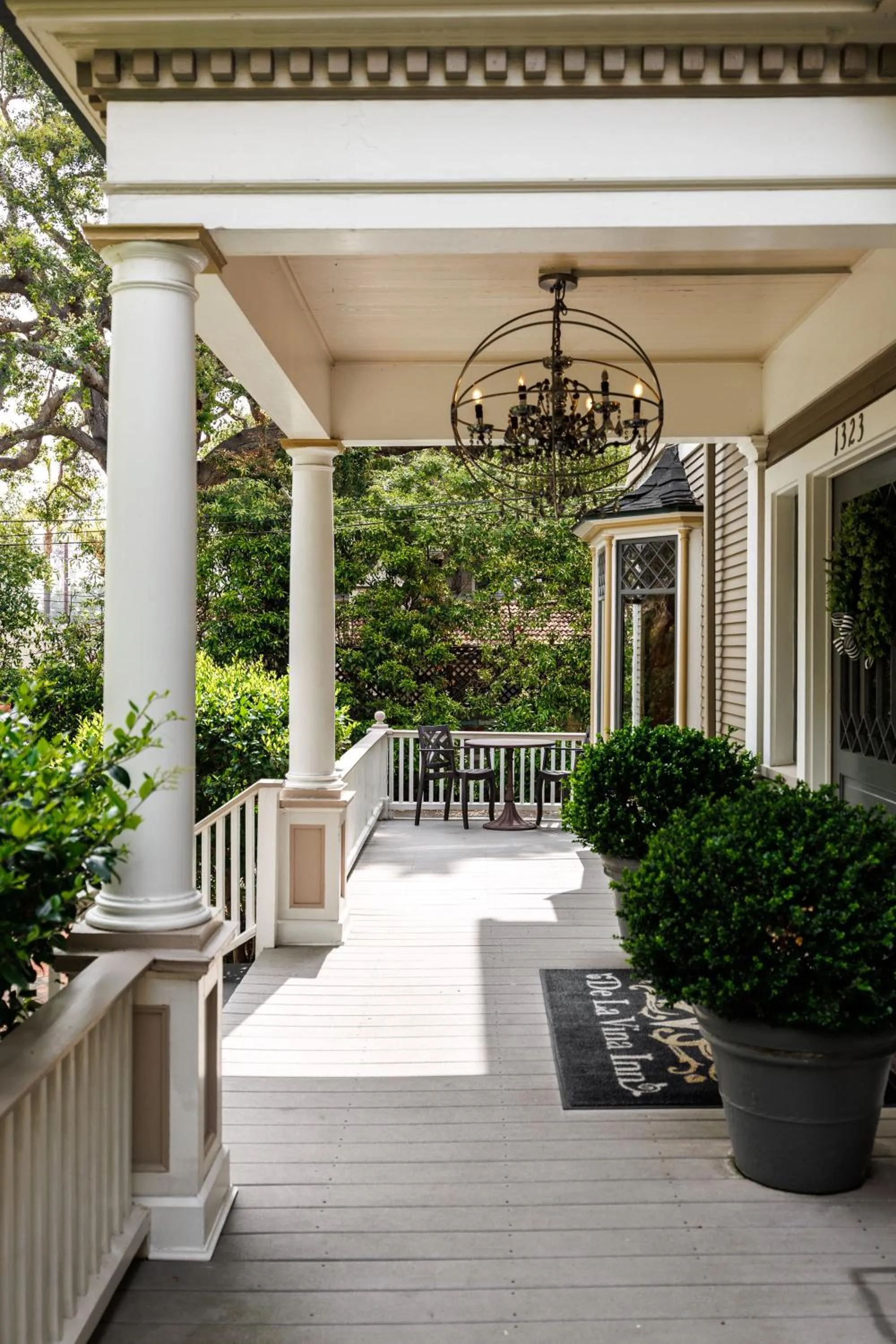 Facade/entrance in De La Vina Inn