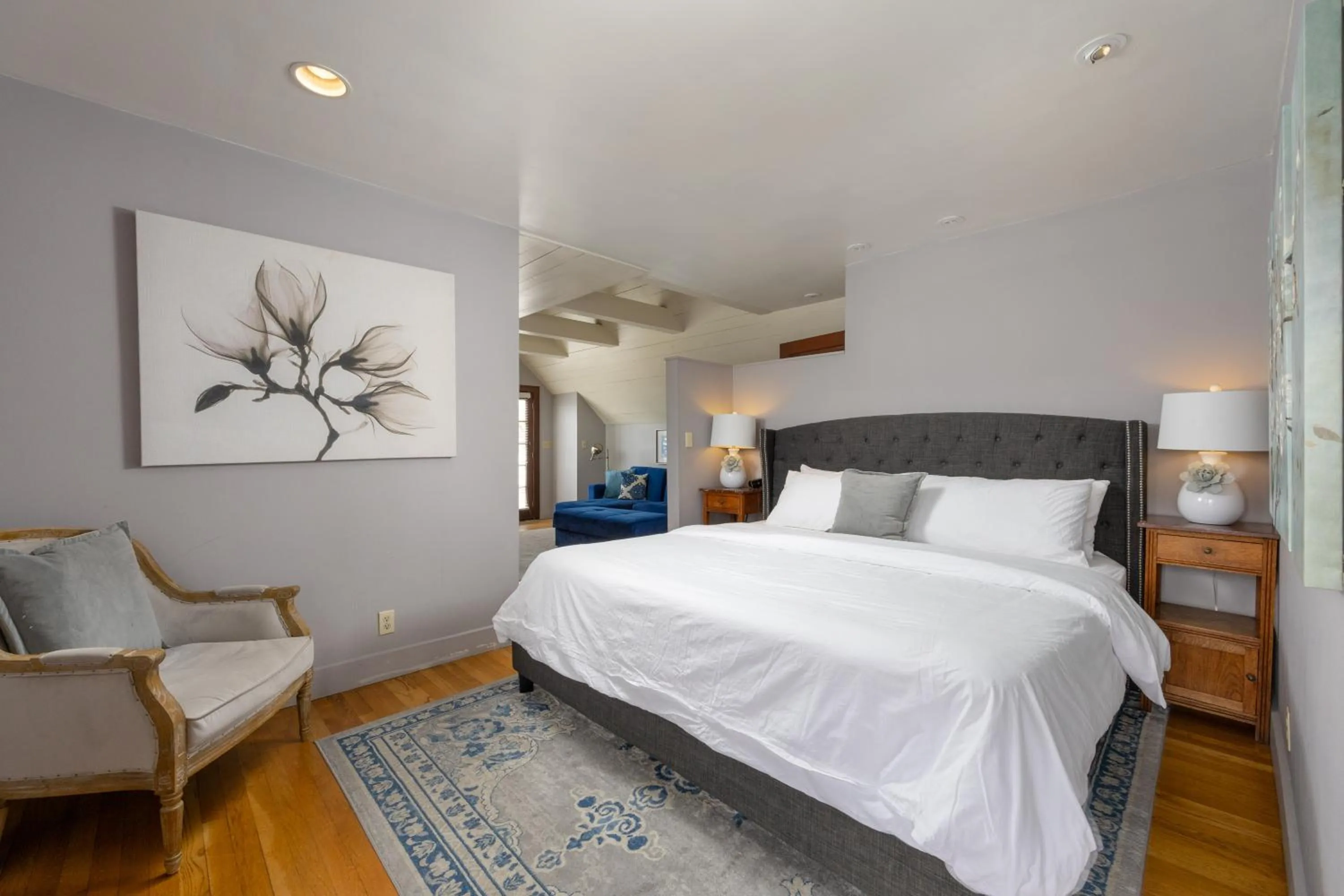 Bed in De La Vina Inn